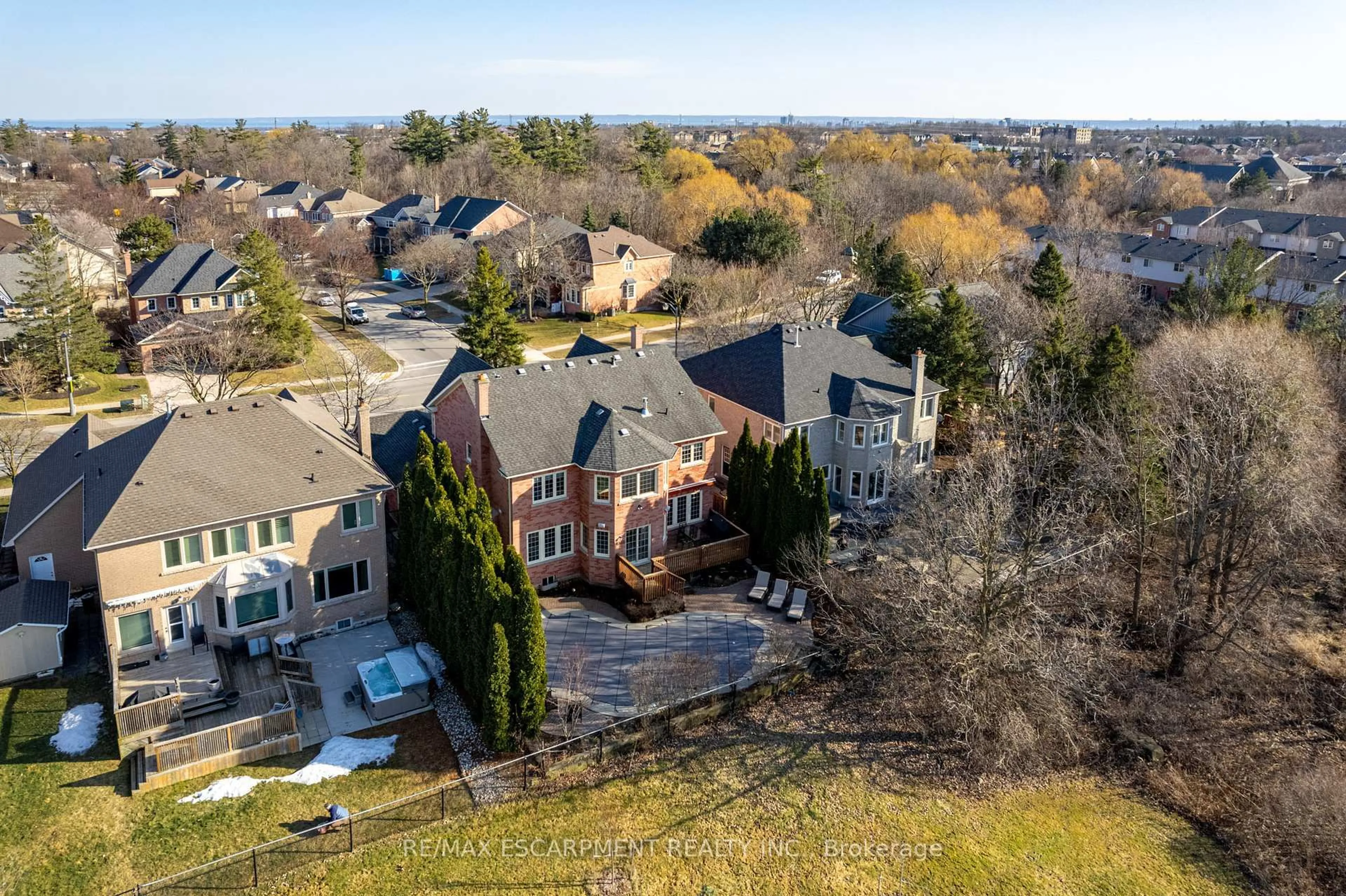 A pic from outside/outdoor area/front of a property/back of a property/a pic from drone, unknown for 4105 Millcroft Park Dr, Burlington Ontario L7M 3V9