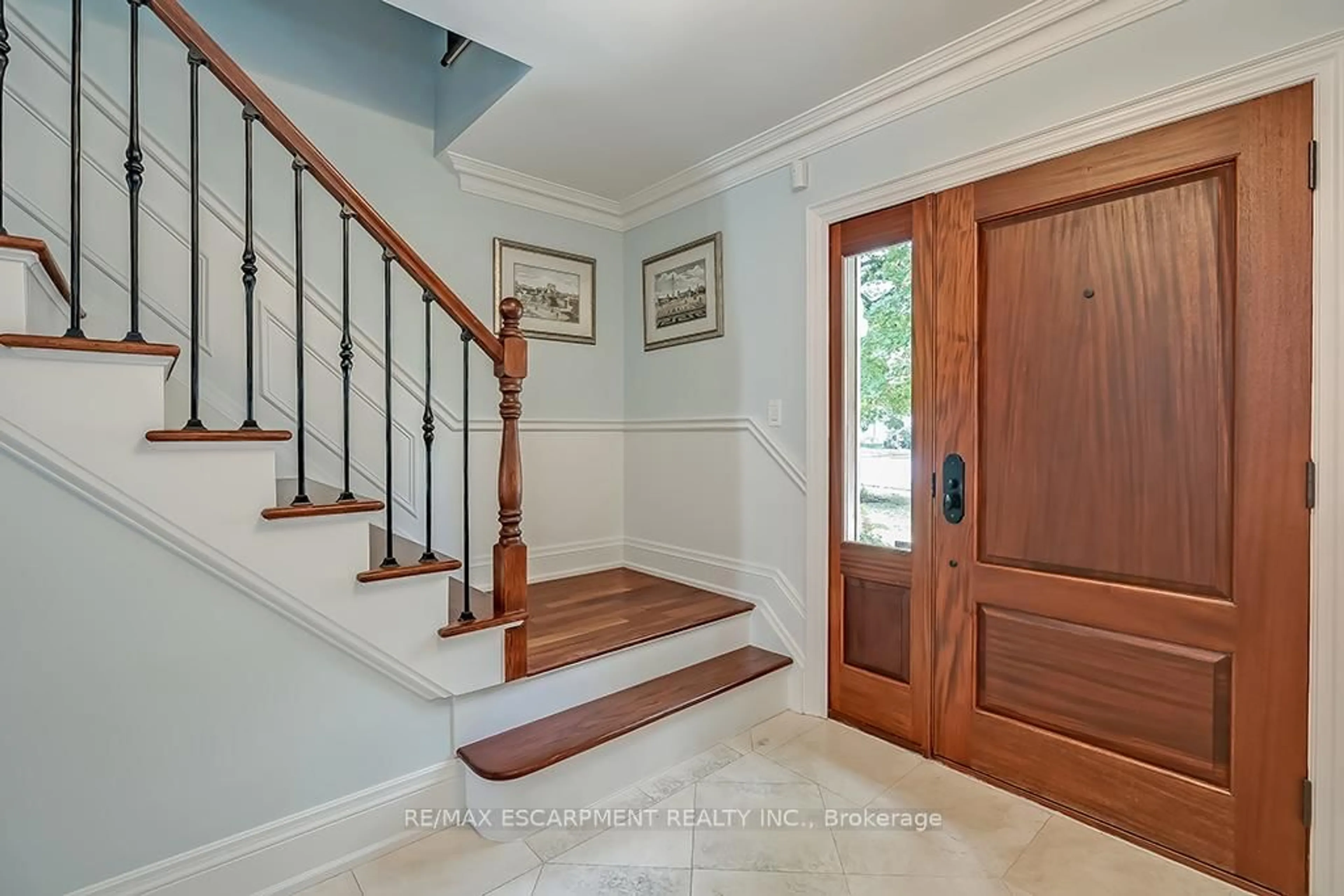 Indoor entryway for 2428 Lakeshore Rd, Burlington Ontario L7R 1C1