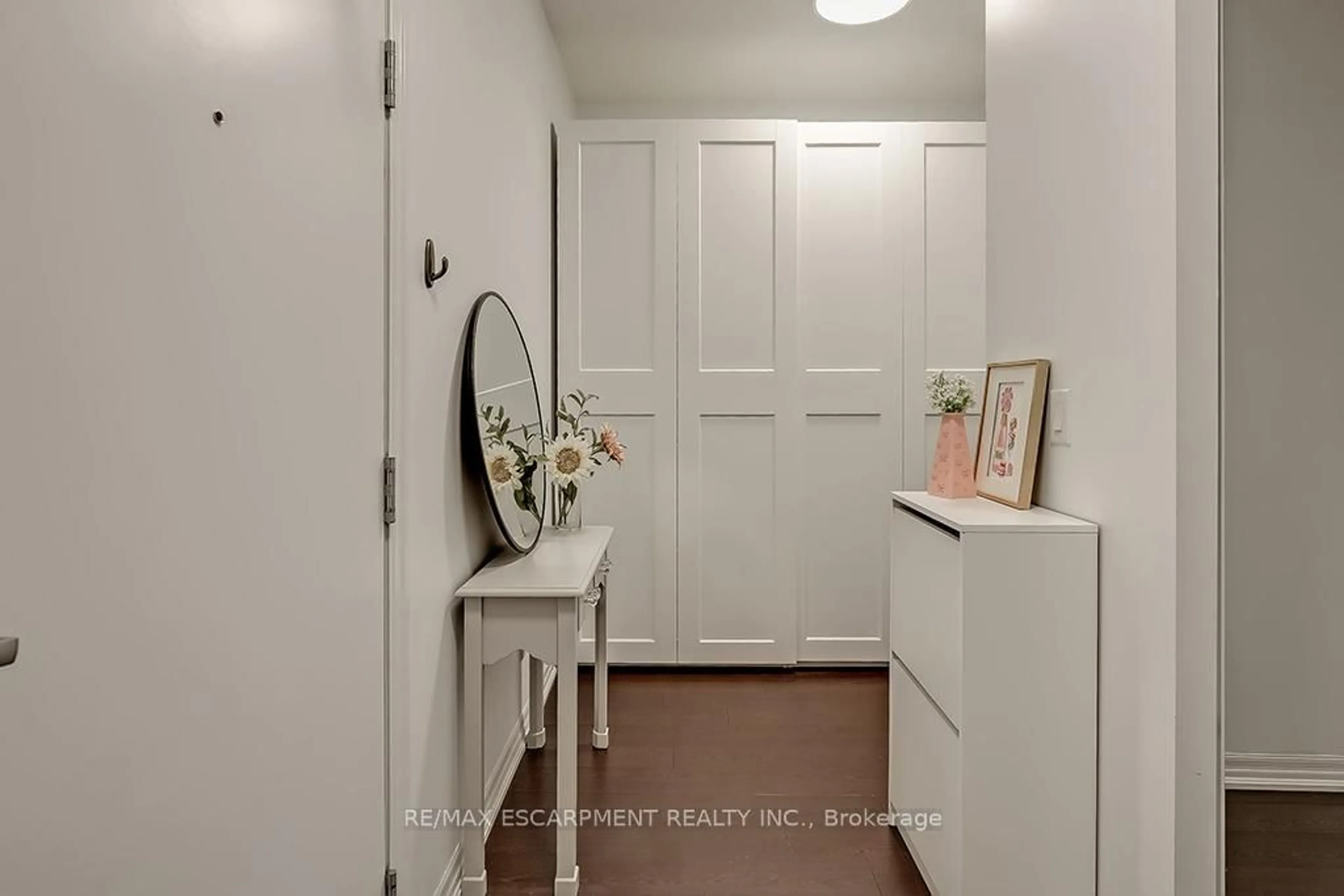 Indoor entryway for 1940 Ironstone Dr #216, Burlington Ontario L7L 0E4