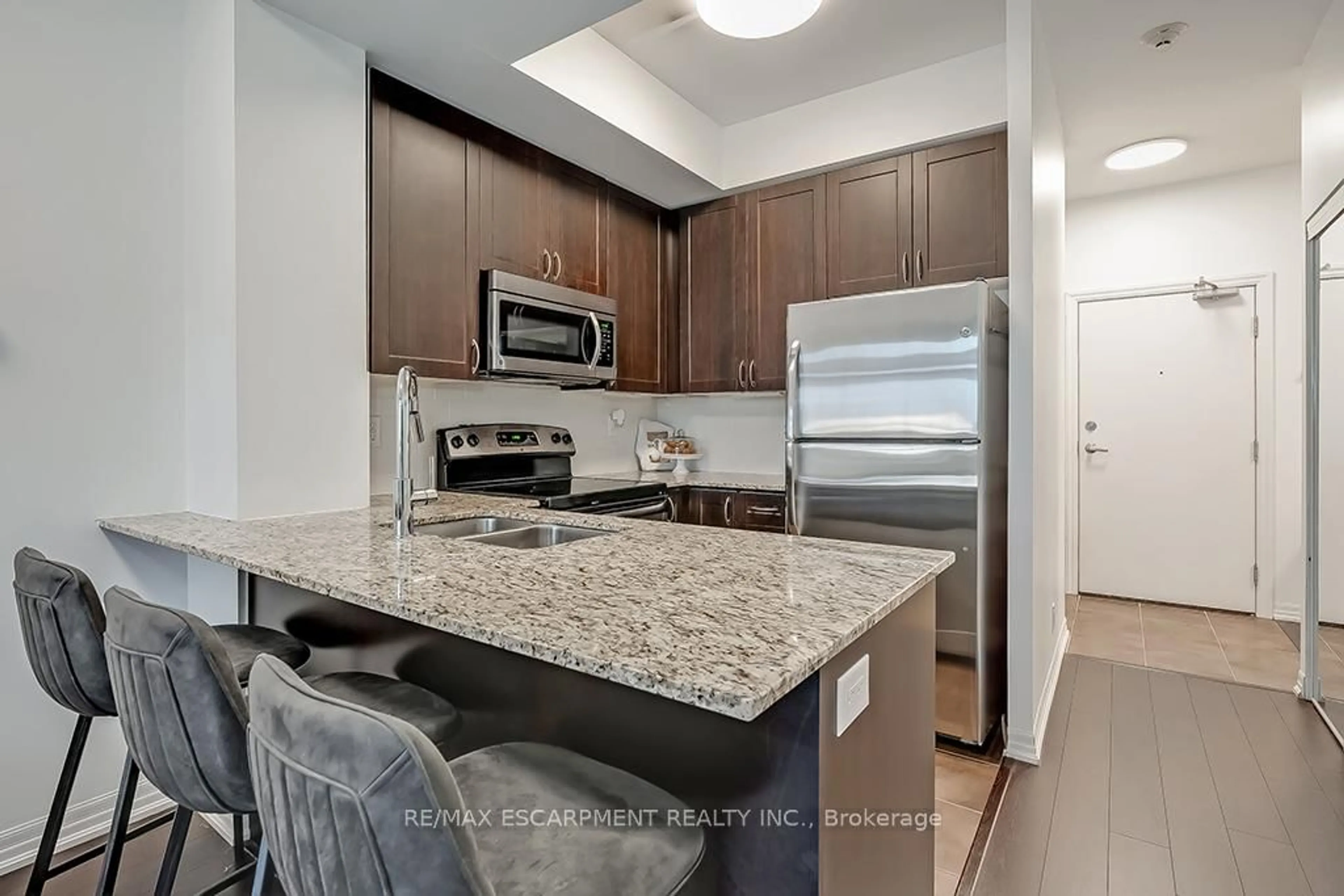 Standard kitchen, ceramic/tile floor for 1940 Ironstone Dr #216, Burlington Ontario L7L 0E4