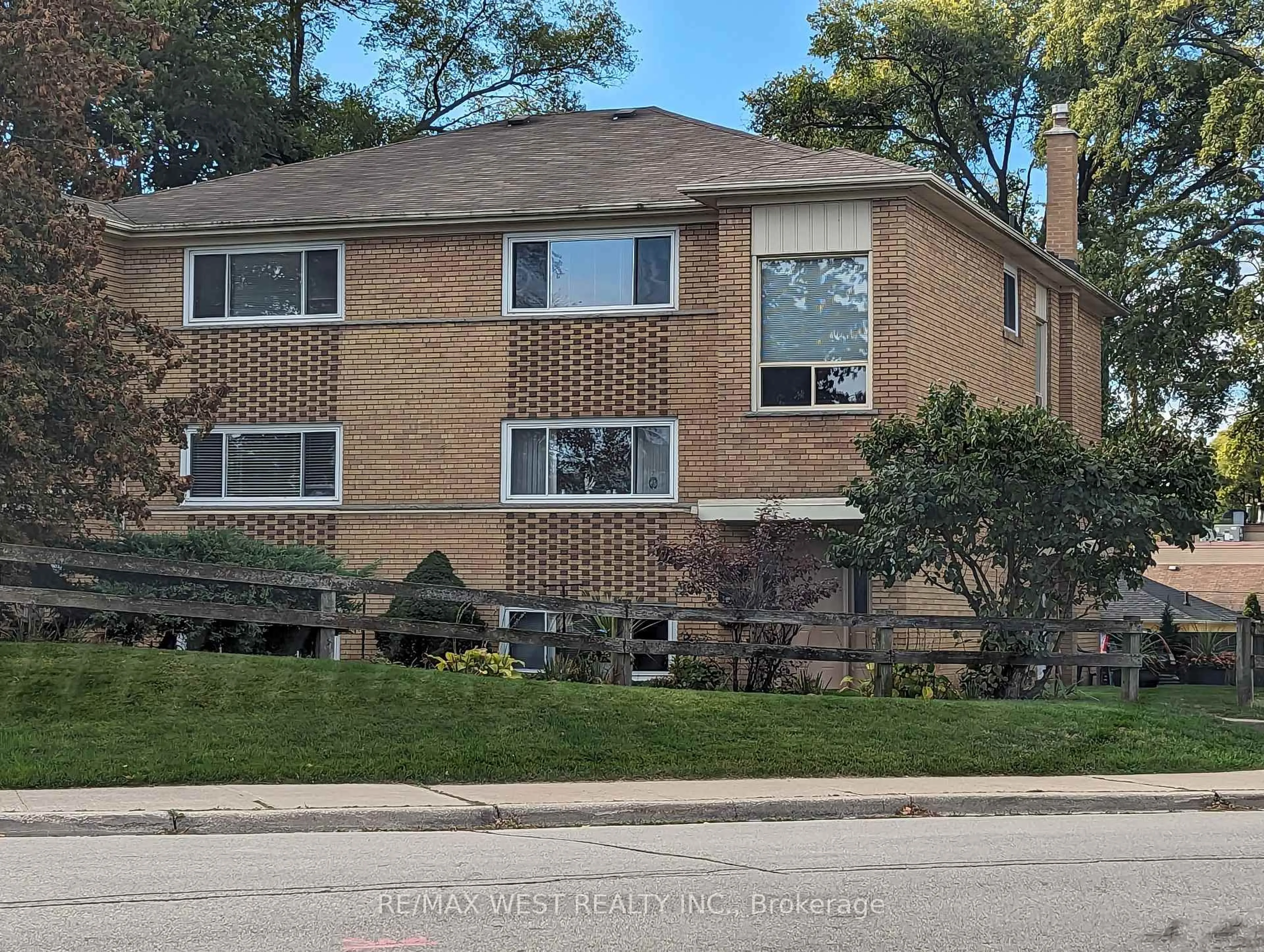 Home with brick exterior material, street for 50-52 Peter St, Mississauga Ontario L5H 2G8