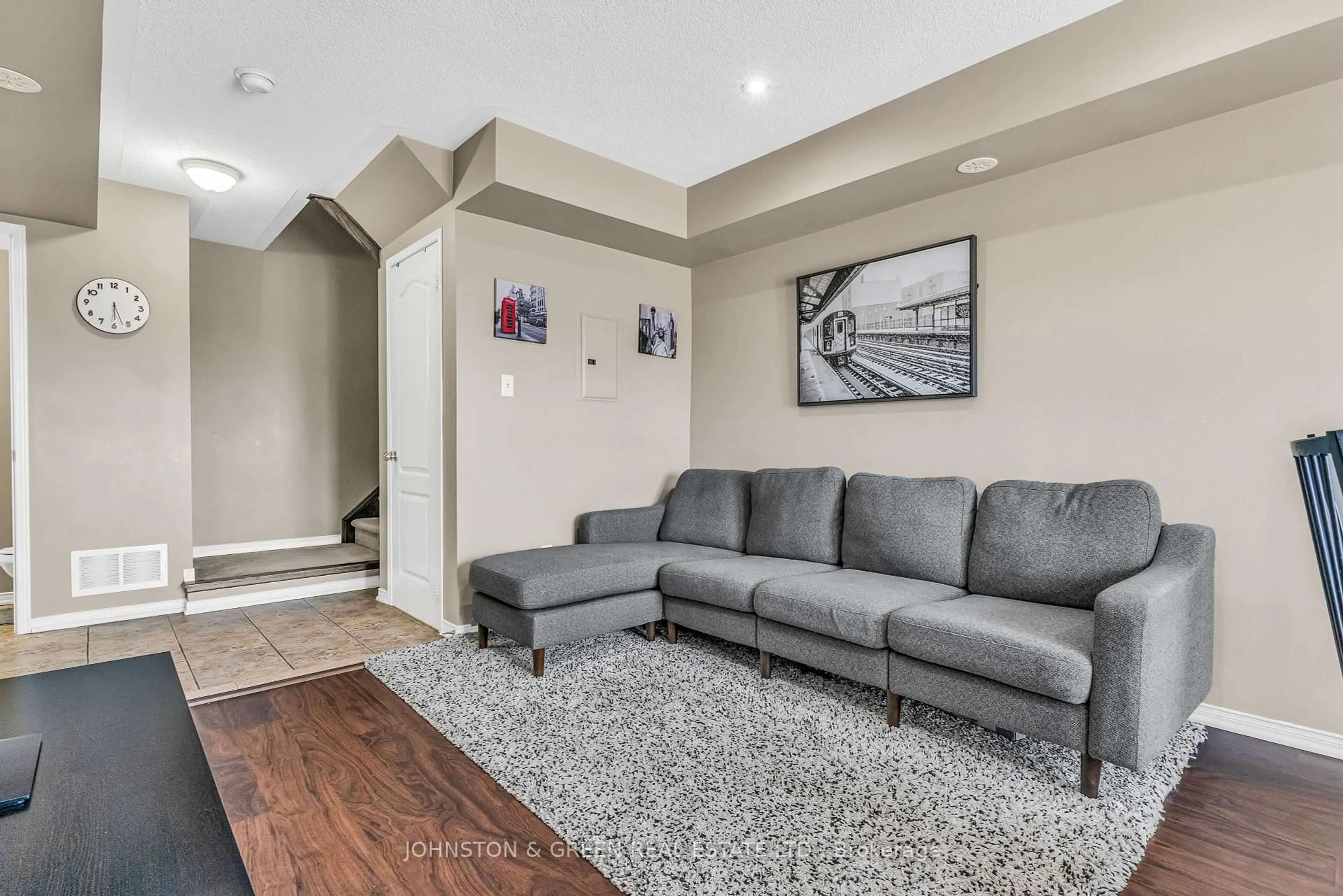 Living room with furniture, unknown for 2551 Sixth Line #14, Oakville Ontario L6H 0H7