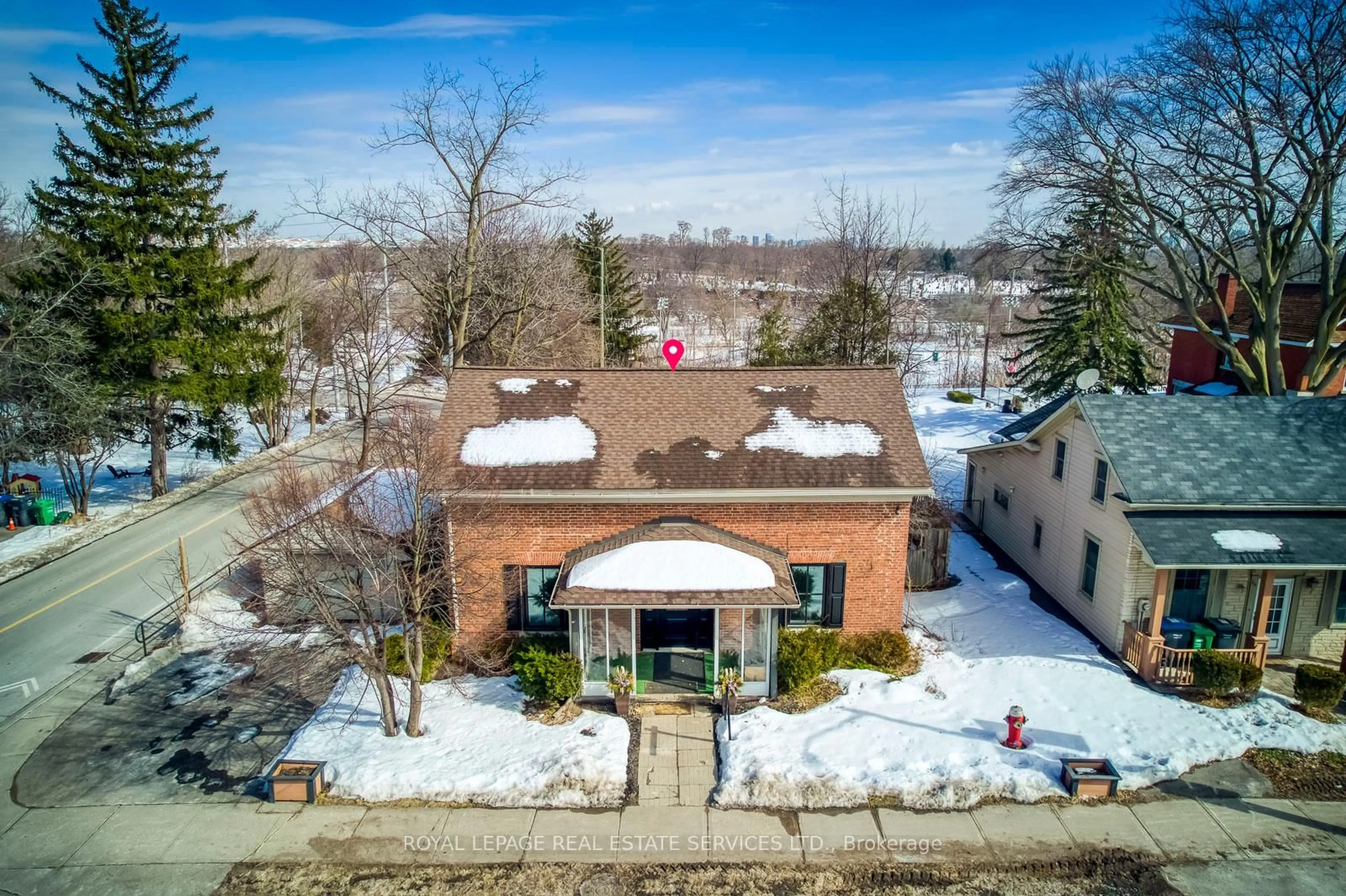 A pic from outside/outdoor area/front of a property/back of a property/a pic from drone, building for 317 Queen St, Mississauga Ontario L5M 1M3