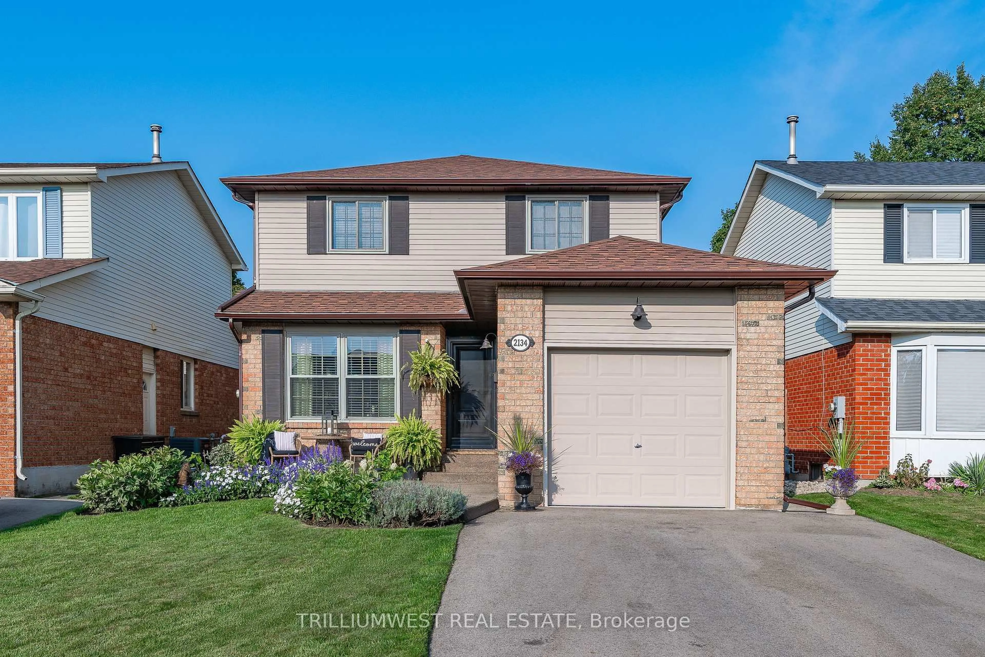 Home with brick exterior material, street for 2134 Clipper Cres, Burlington Ontario L7M 2P6