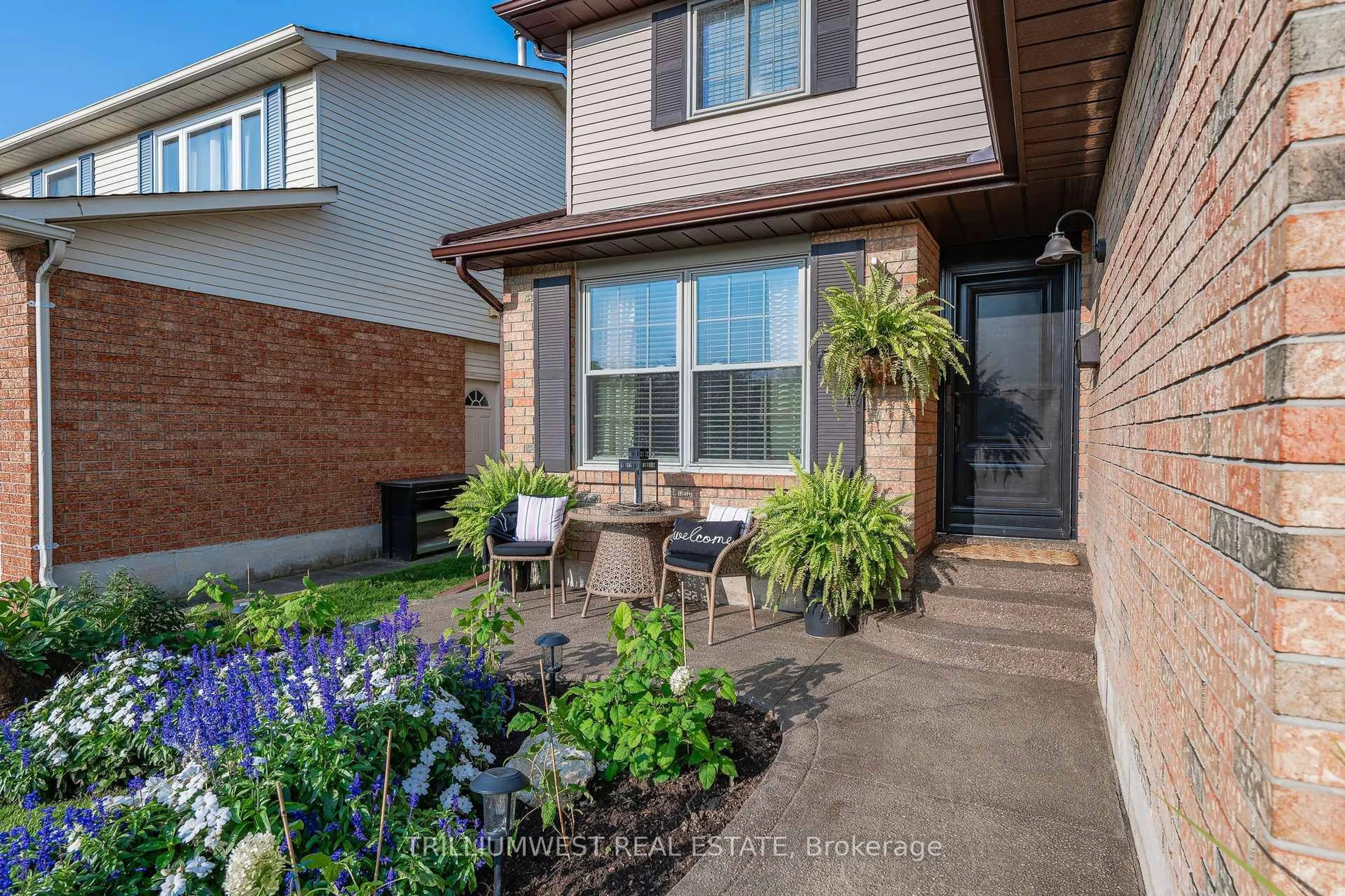 Patio, street for 2134 Clipper Cres, Burlington Ontario L7M 2P6