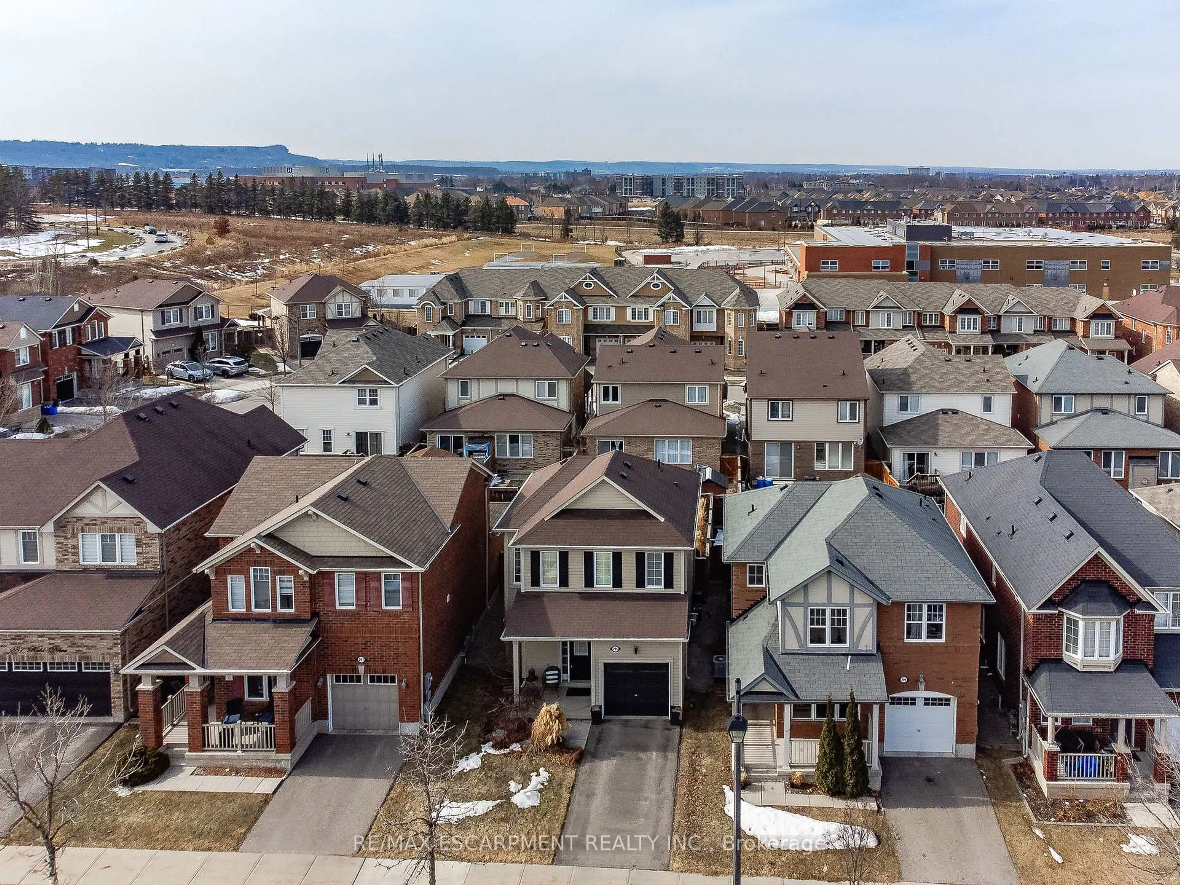 A pic from outside/outdoor area/front of a property/back of a property/a pic from drone, street for 295 Ruhl Dr, Milton Ontario L9T 8J7