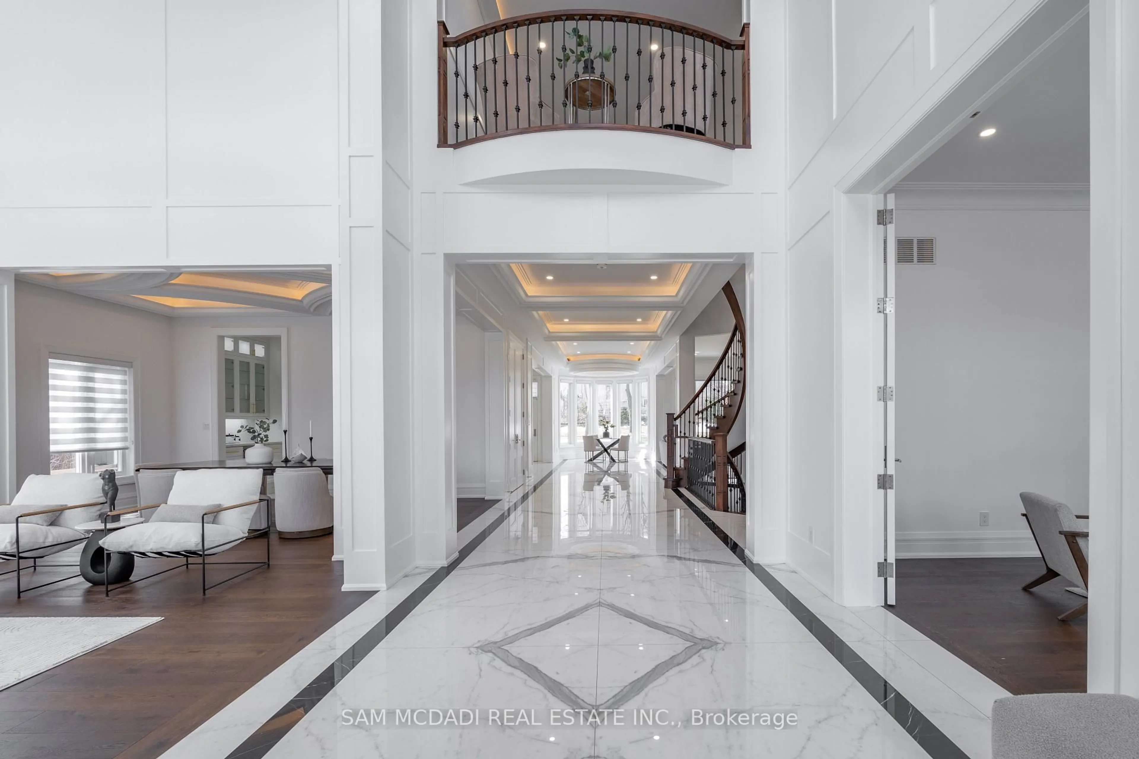 Indoor foyer for 2554 Liruma Rd, Mississauga Ontario L5K 1Y6