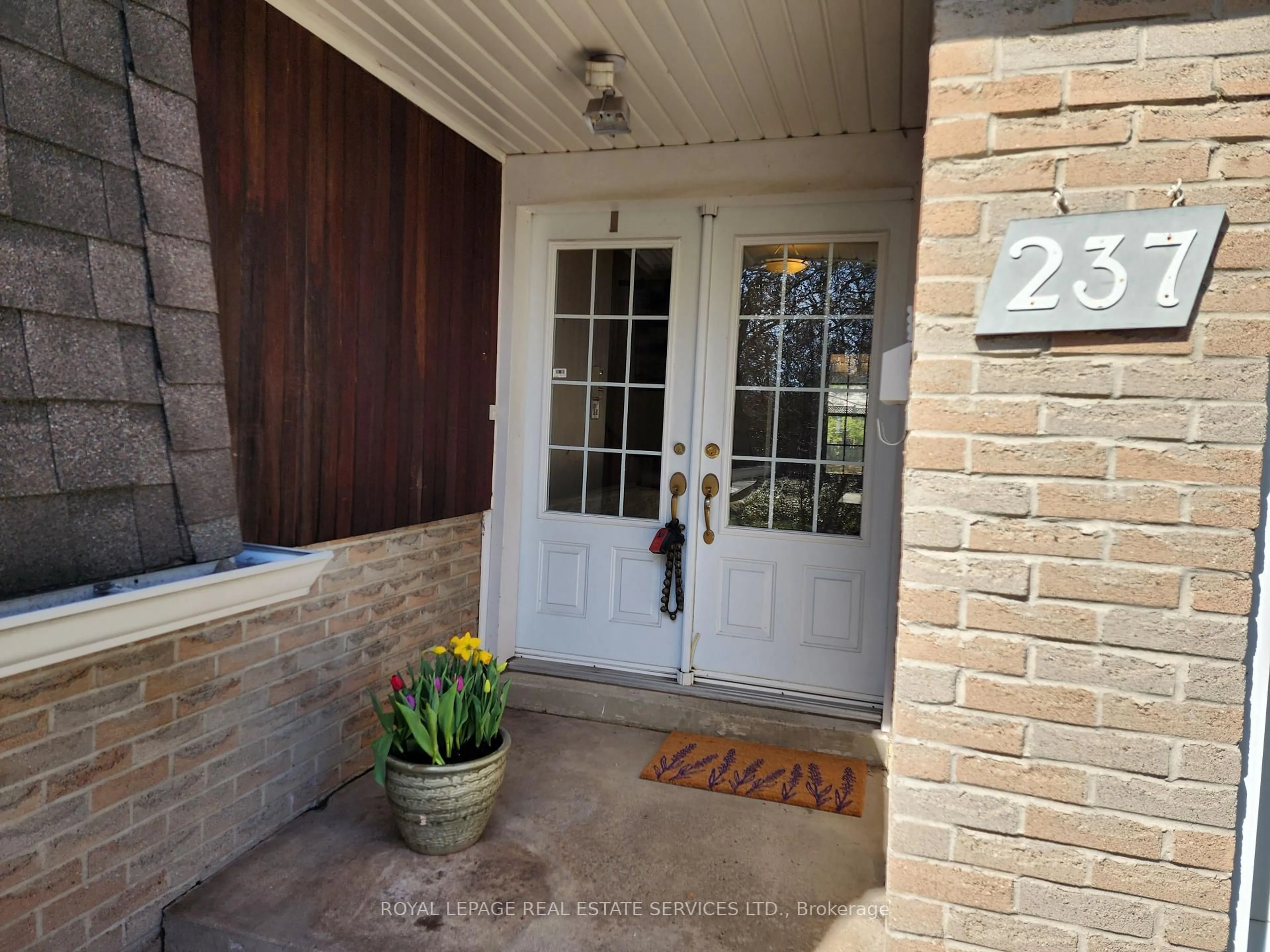 Indoor entryway for 237 Antigua St, Mississauga Ontario L5B 1C3