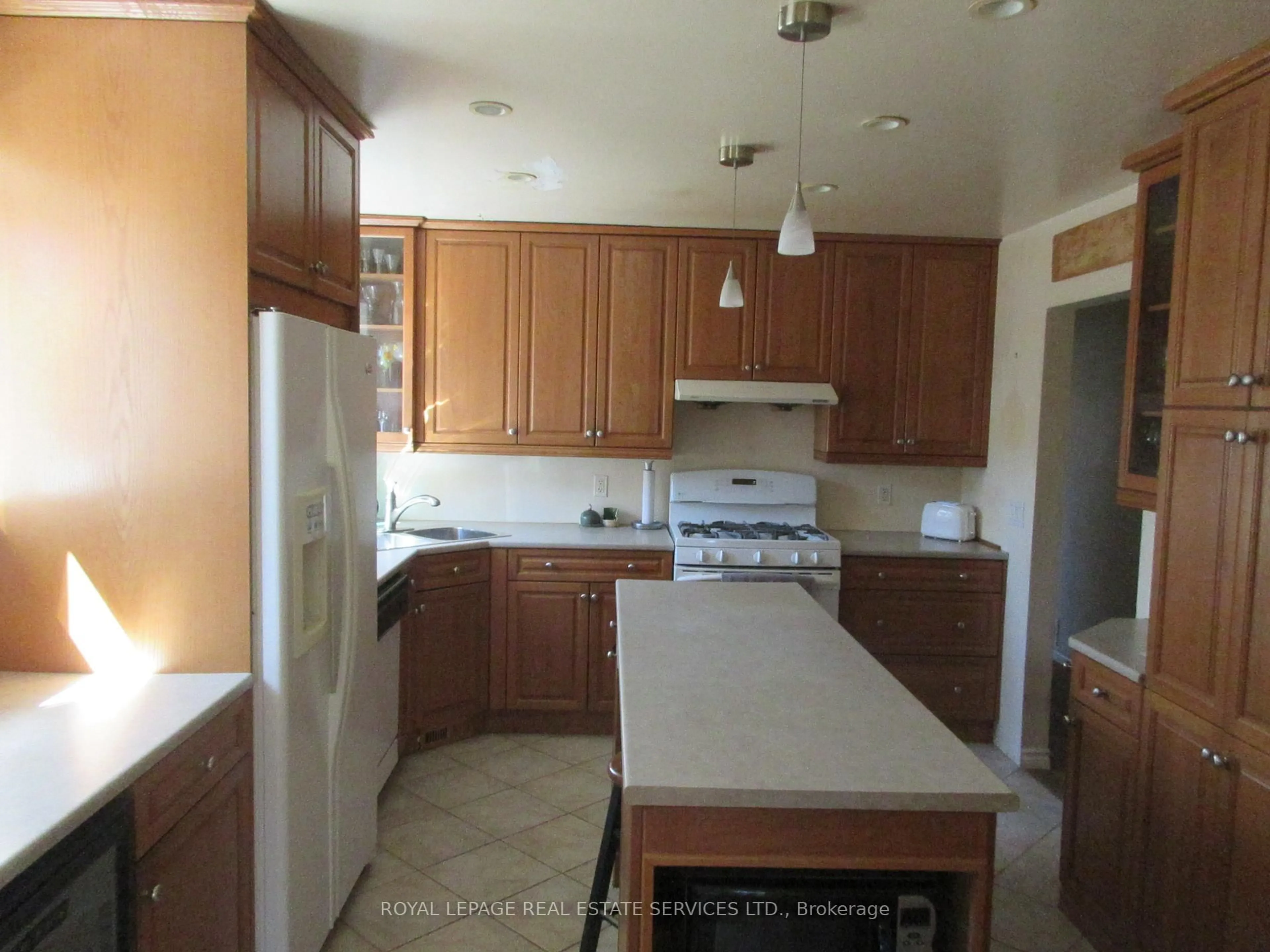 Standard kitchen, unknown for 237 Antigua St, Mississauga Ontario L5B 1C3