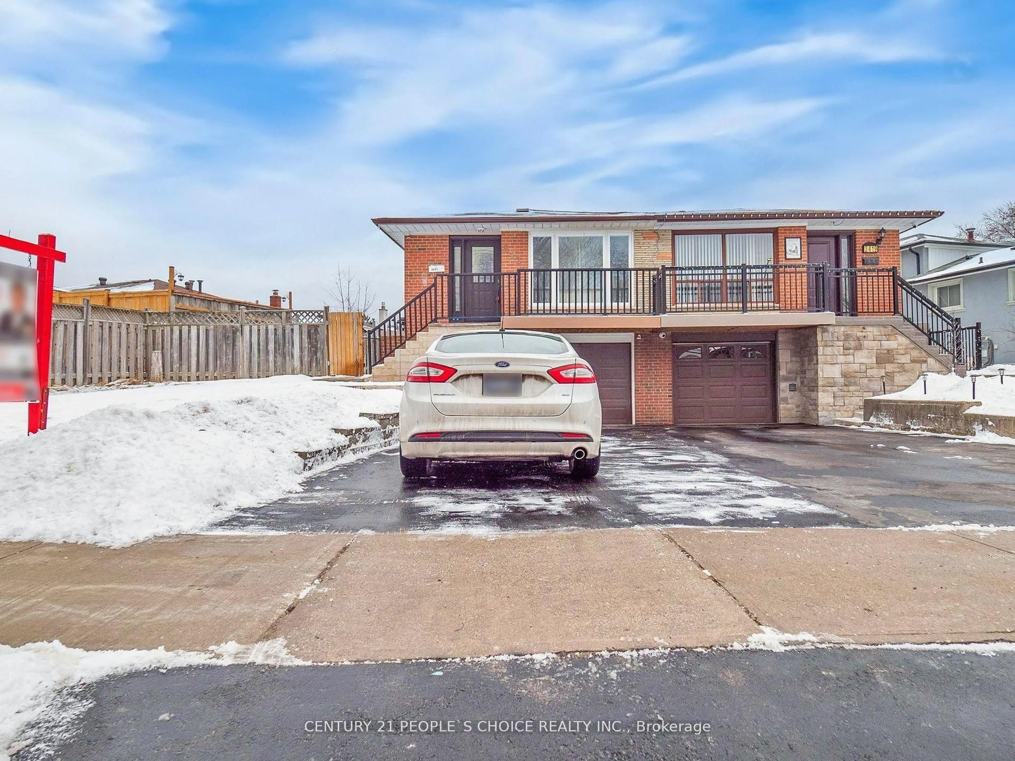 A pic from outside/outdoor area/front of a property/back of a property/a pic from drone, street for 3421 Ellengale Dr, Mississauga Ontario L5C 1Z5