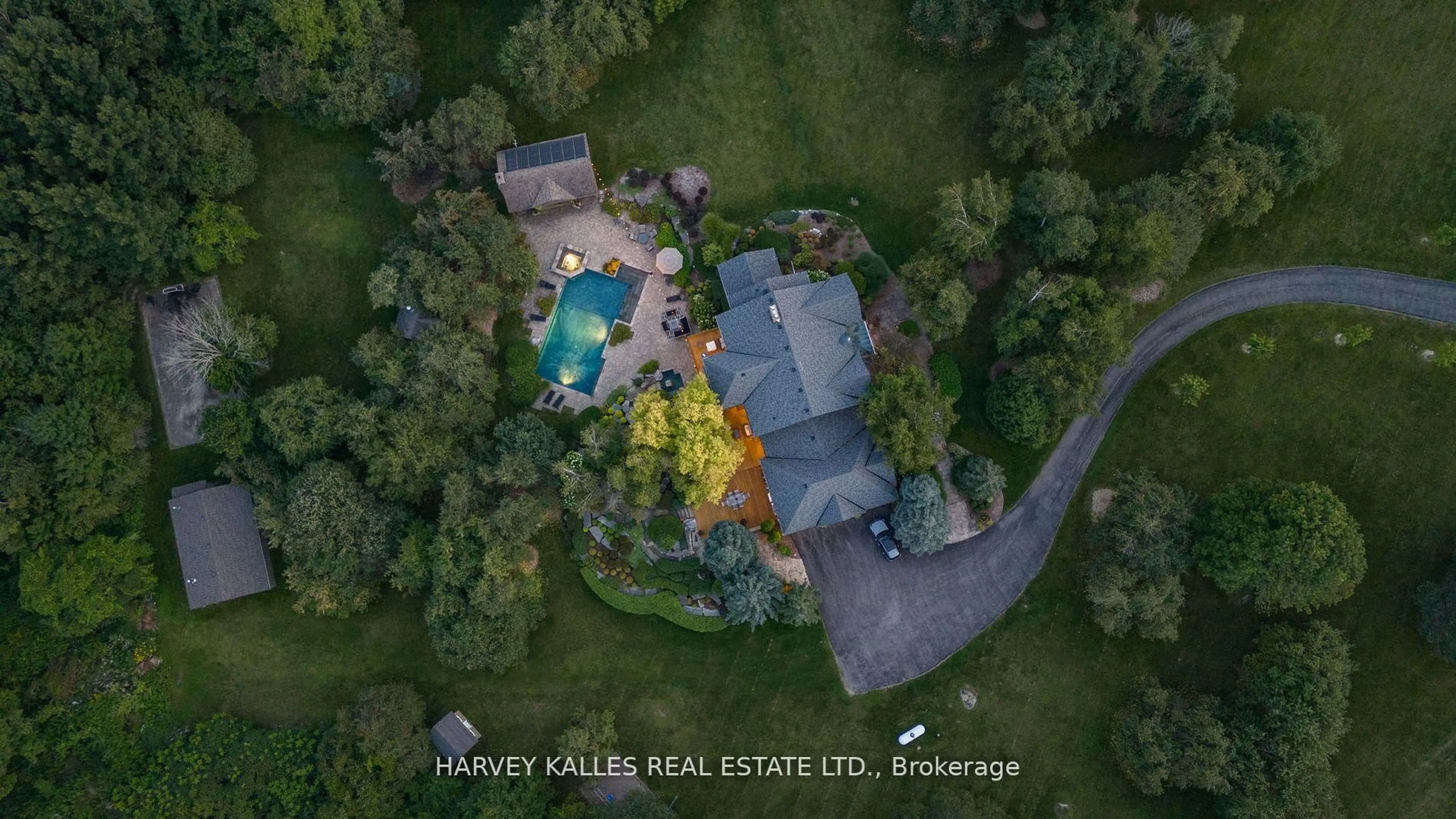 A pic from outside/outdoor area/front of a property/back of a property/a pic from drone, unknown for 3 Rutland Hill Crt, Caledon Ontario L7C 0B4