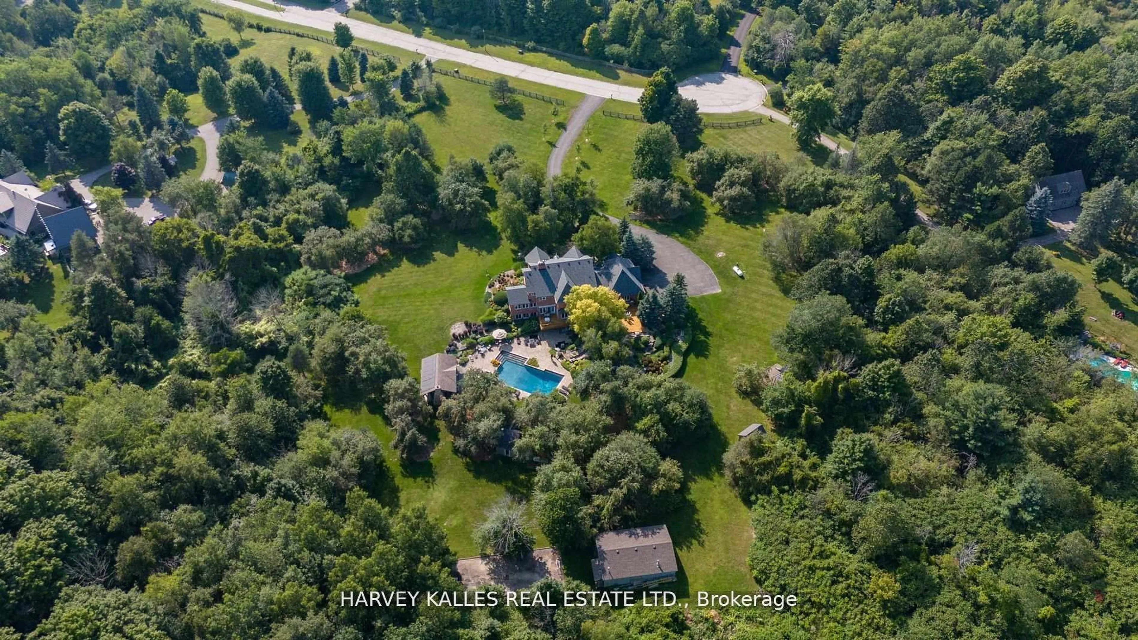 A pic from outside/outdoor area/front of a property/back of a property/a pic from drone, water/lake/river/ocean view for 3 Rutland Hill Crt, Caledon Ontario L7C 0B4
