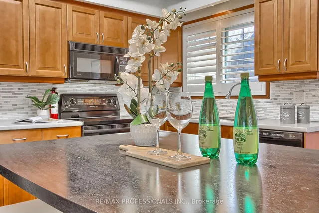 Additional image 32 of 425 CANTERBURY Cres