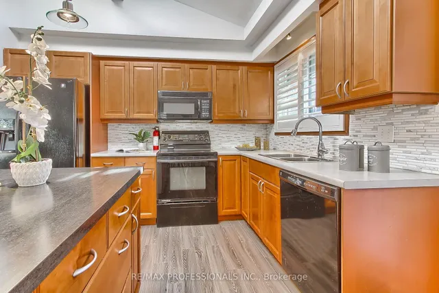 Additional image 31 of 425 CANTERBURY Cres
