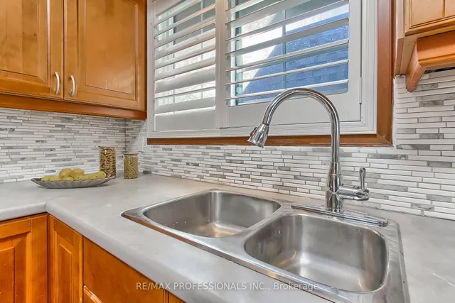 Additional image 30 of 425 CANTERBURY Cres