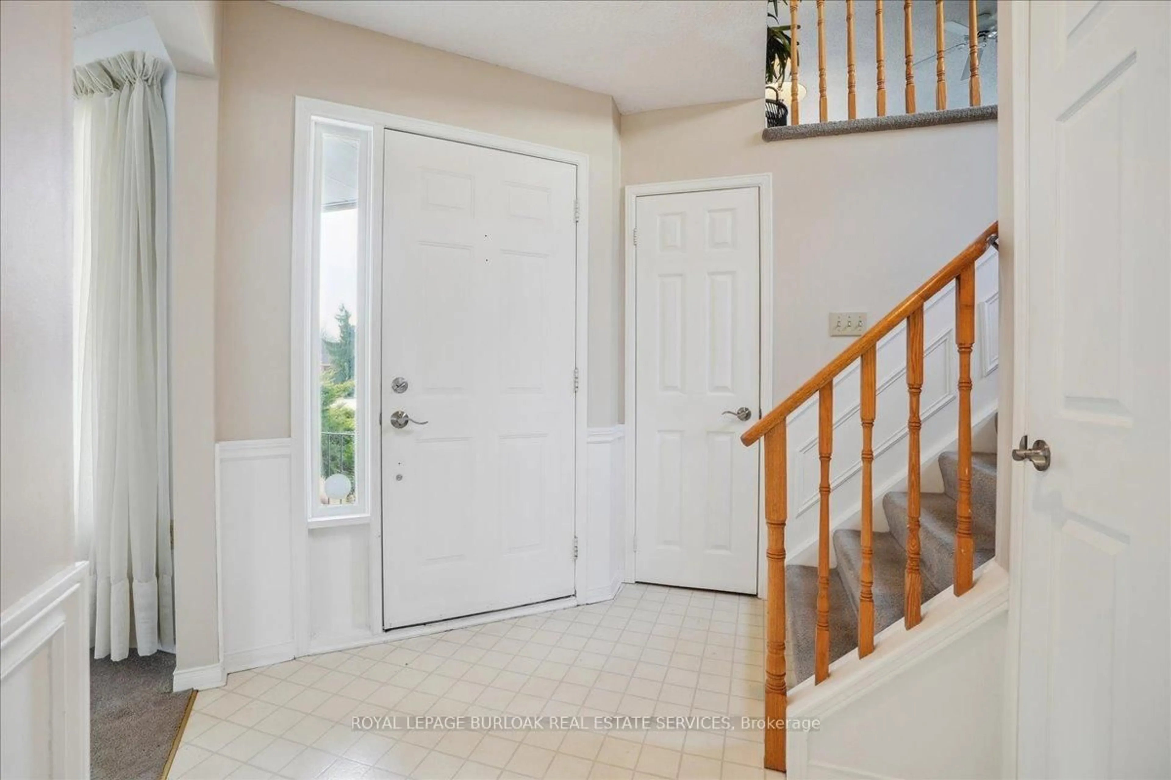 Indoor entryway for 789 Hawkins Cres, Burlington Ontario L7S 2C6