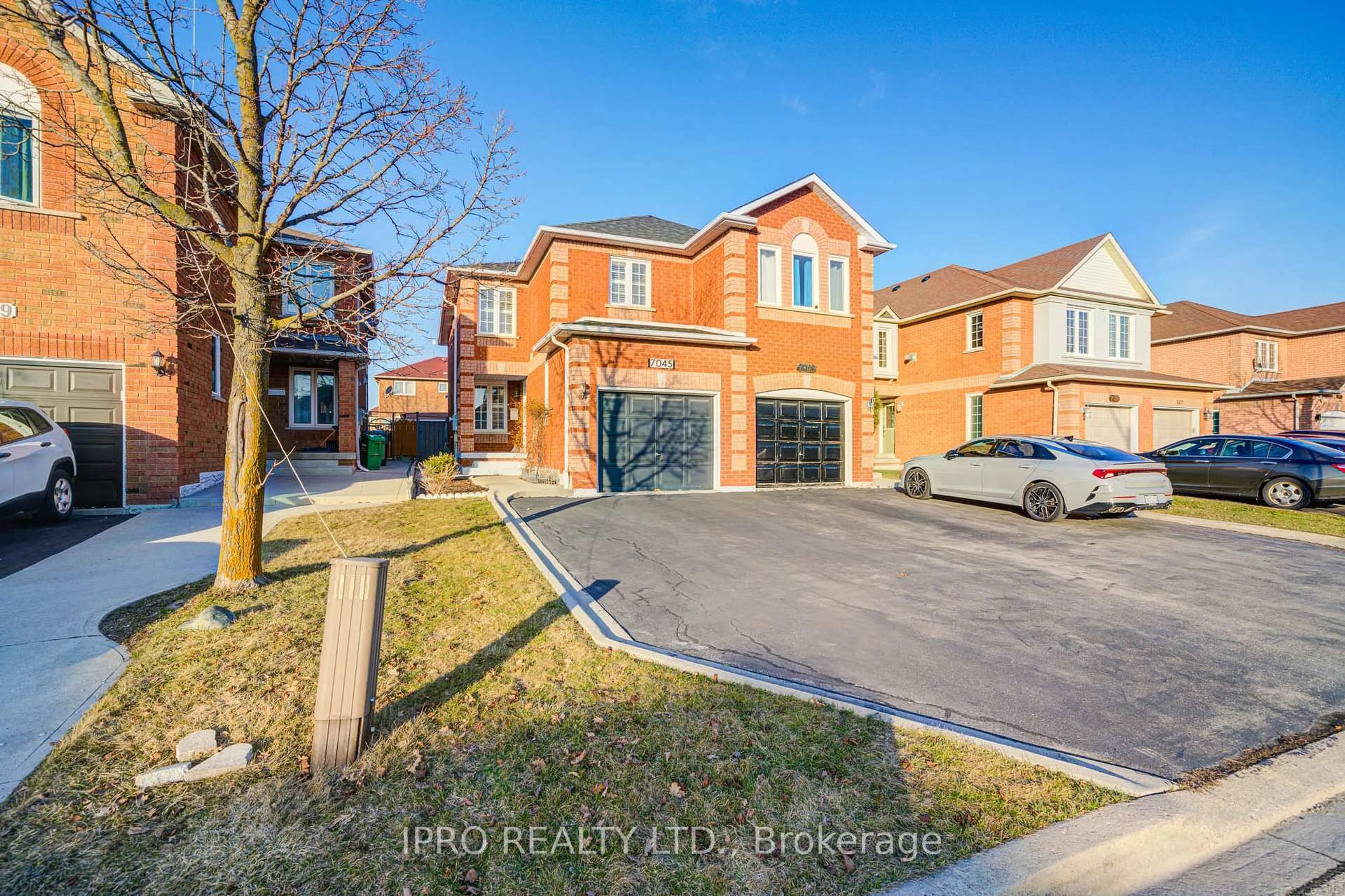 A pic from outside/outdoor area/front of a property/back of a property/a pic from drone, street for 7045 Graydon Crt, Mississauga Ontario L5N 7H4