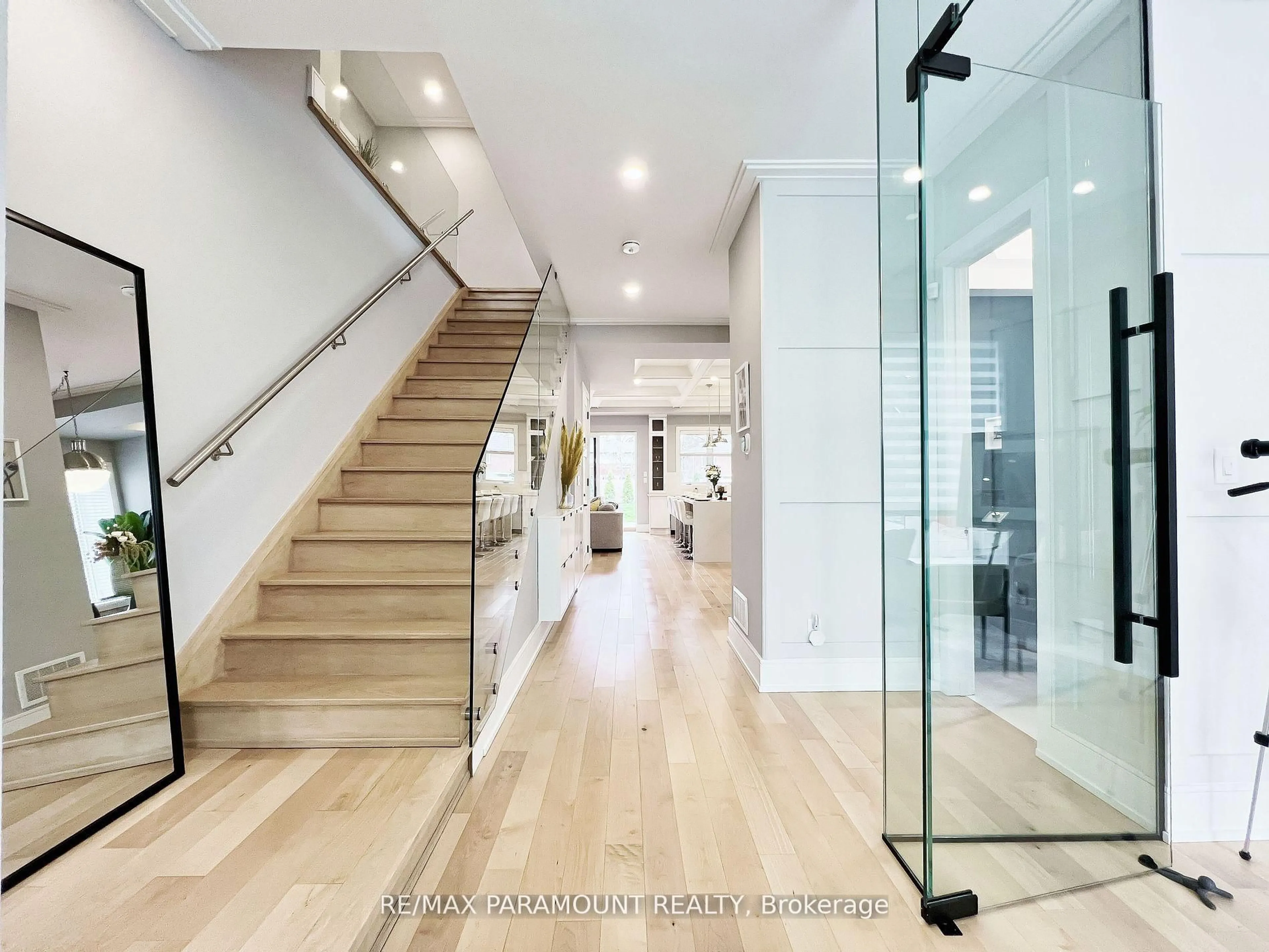 Indoor foyer for 4 Charleston Rd, Toronto Ontario M9B 4M7