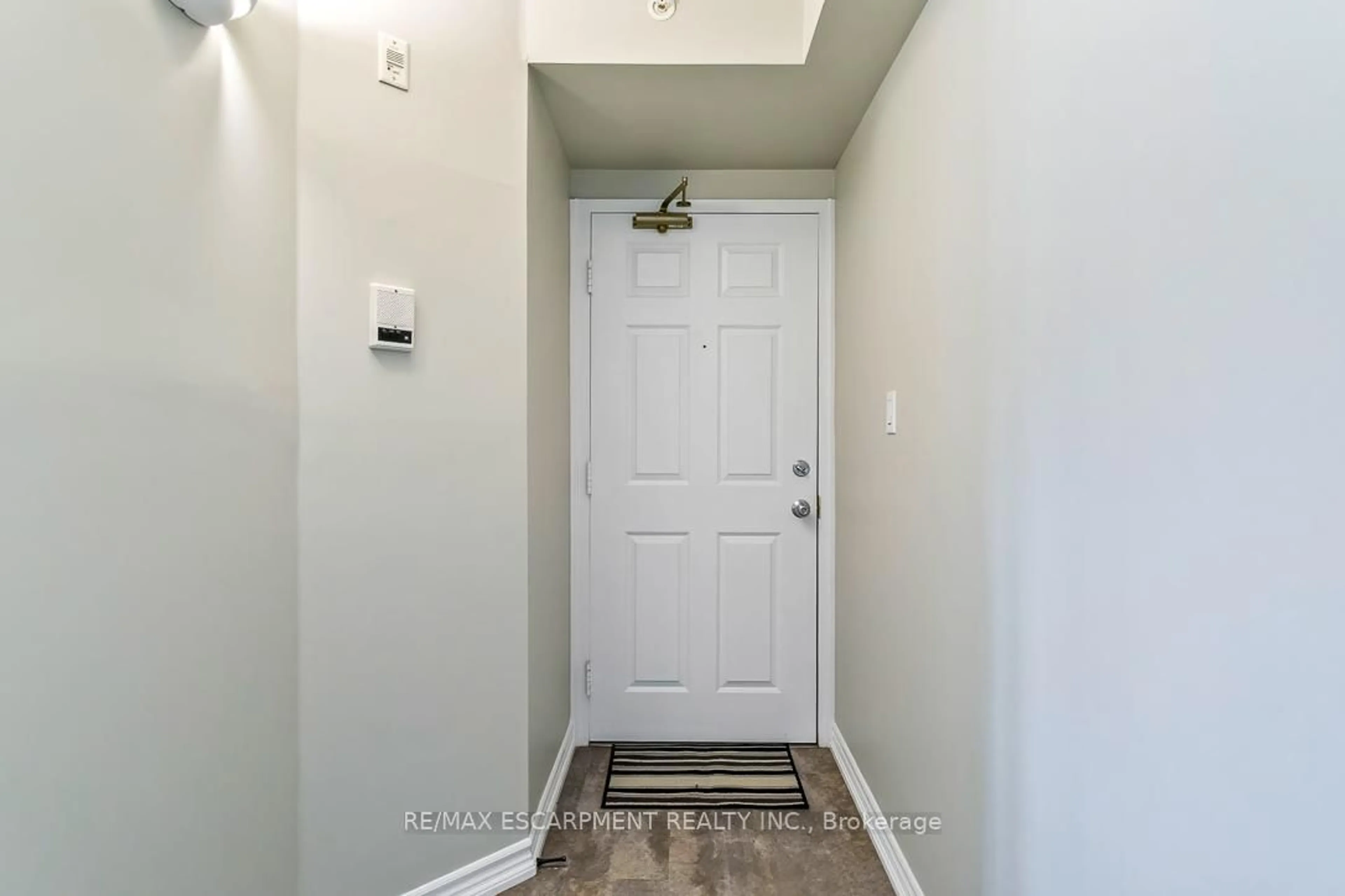 Indoor entryway for 1830 WALKERS Line #301, Burlington Ontario L7M 4V5