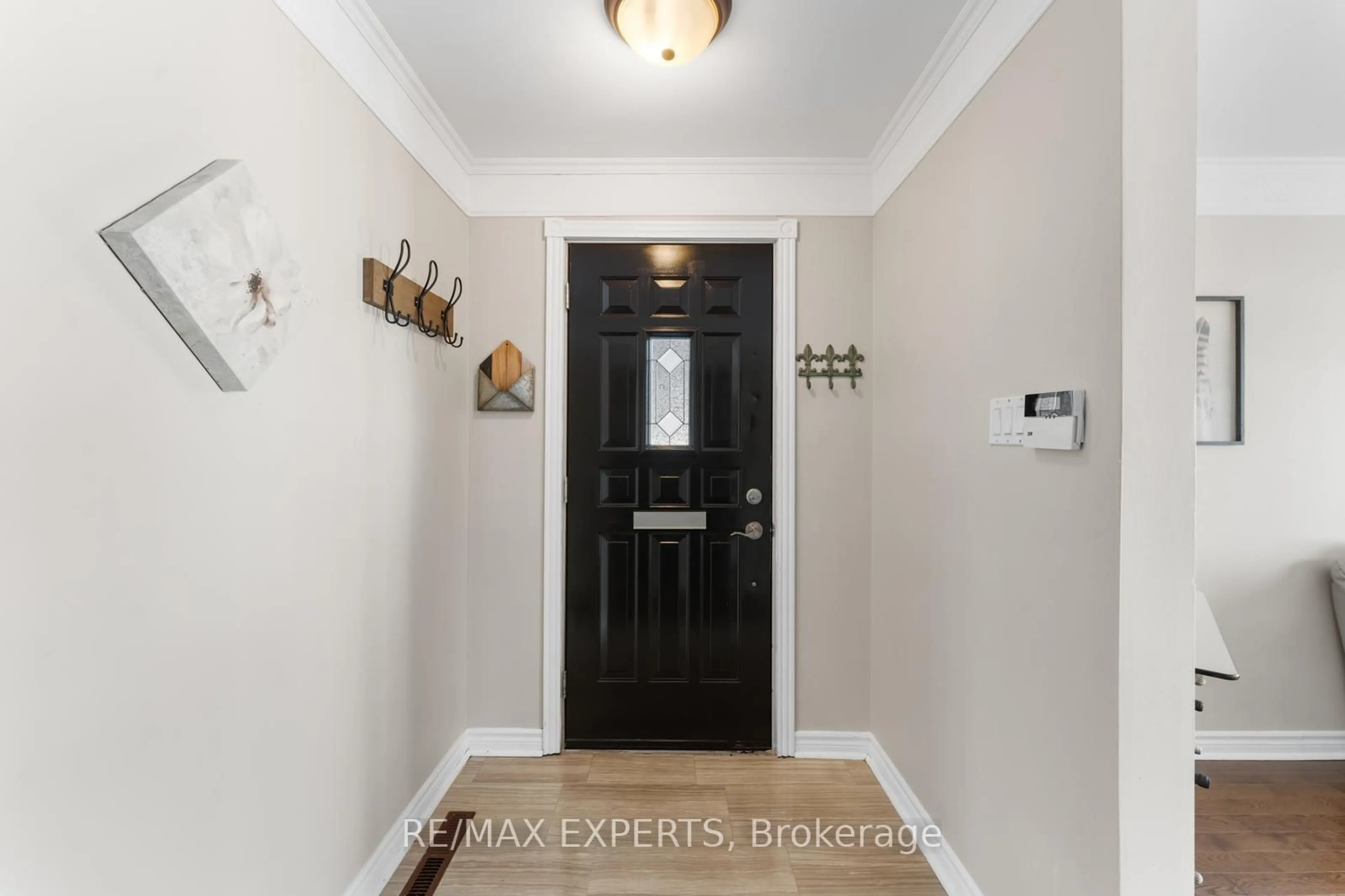 Indoor entryway for 69 Braywin Dr, Toronto Ontario M9P 2P2