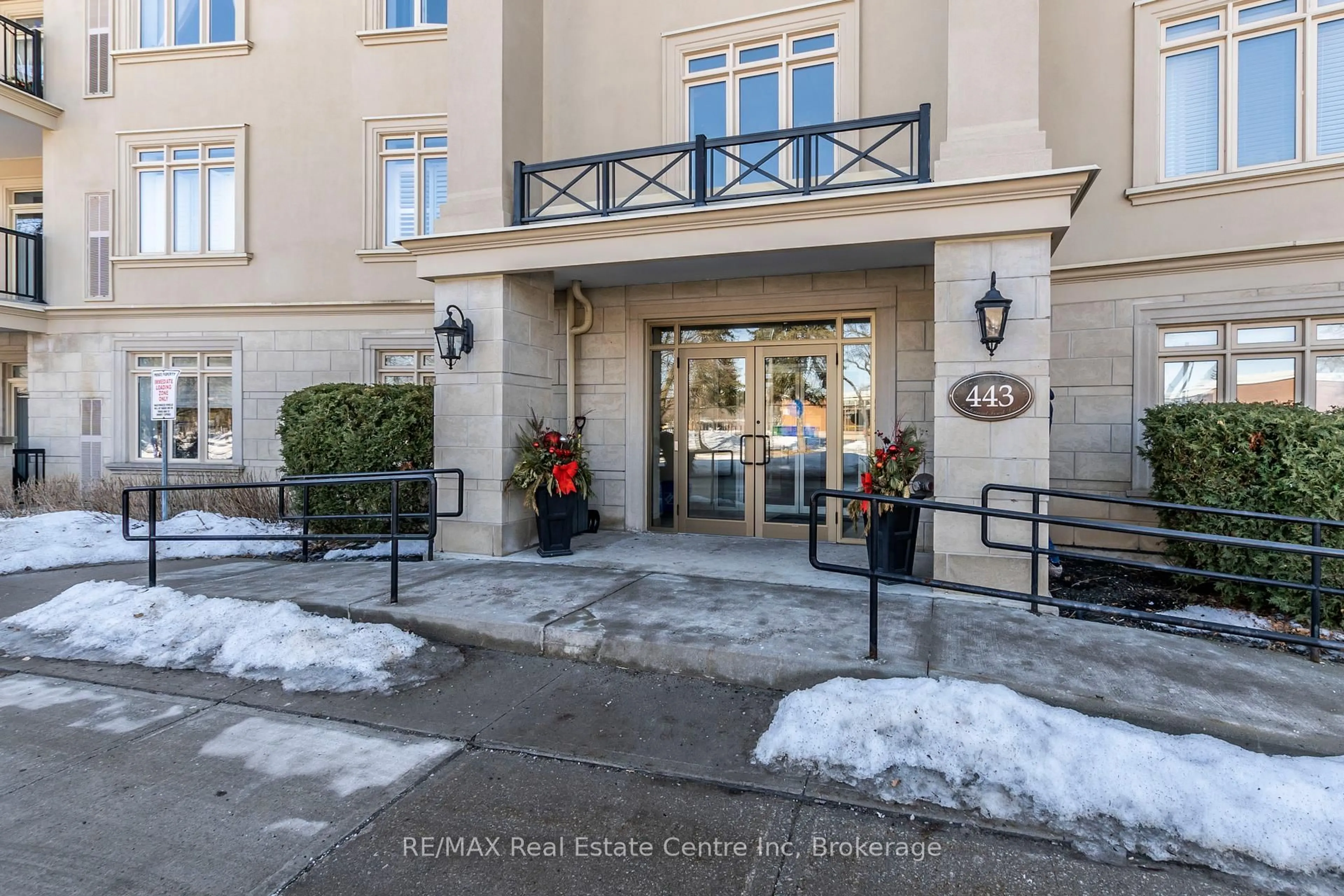 Indoor foyer for 443 Centennial Forest Dr #303, Milton Ontario L9T 6A1
