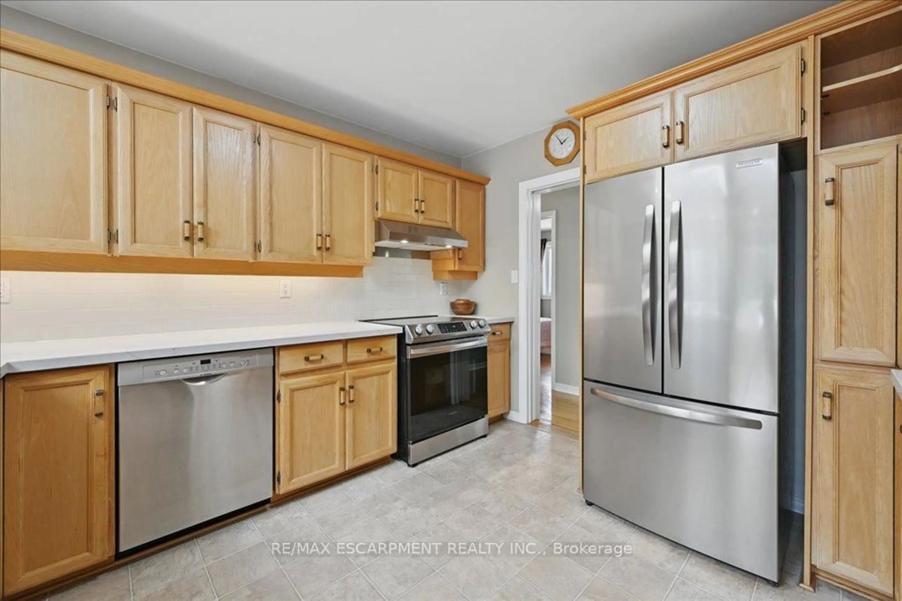 Standard kitchen, unknown for 5180 Tamarac Dr, Burlington Ontario L7L 3N4