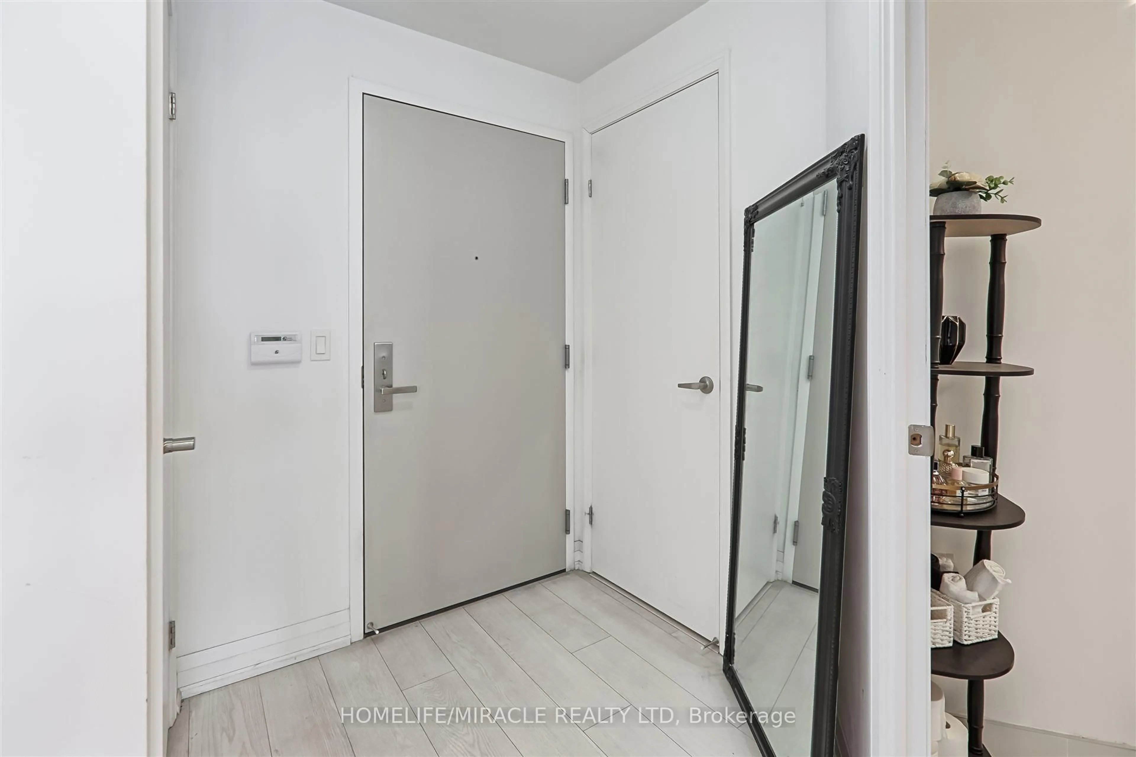 Indoor entryway for 30 Gibbs Rd #3208, Toronto Ontario M9B 6L6