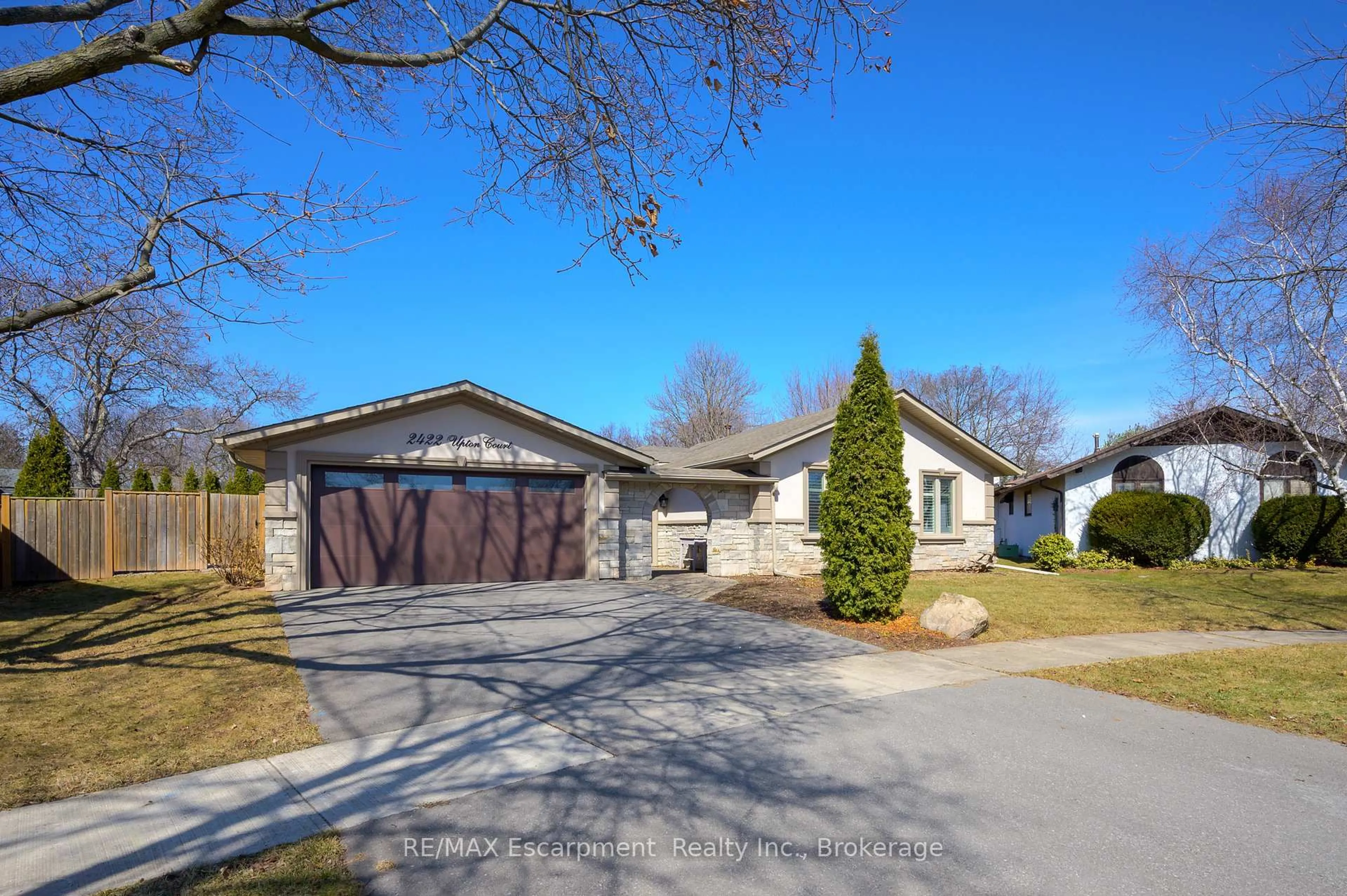 A pic from outside/outdoor area/front of a property/back of a property/a pic from drone, street for 2422 Upton Crt, Oakville Ontario L6L 5E4