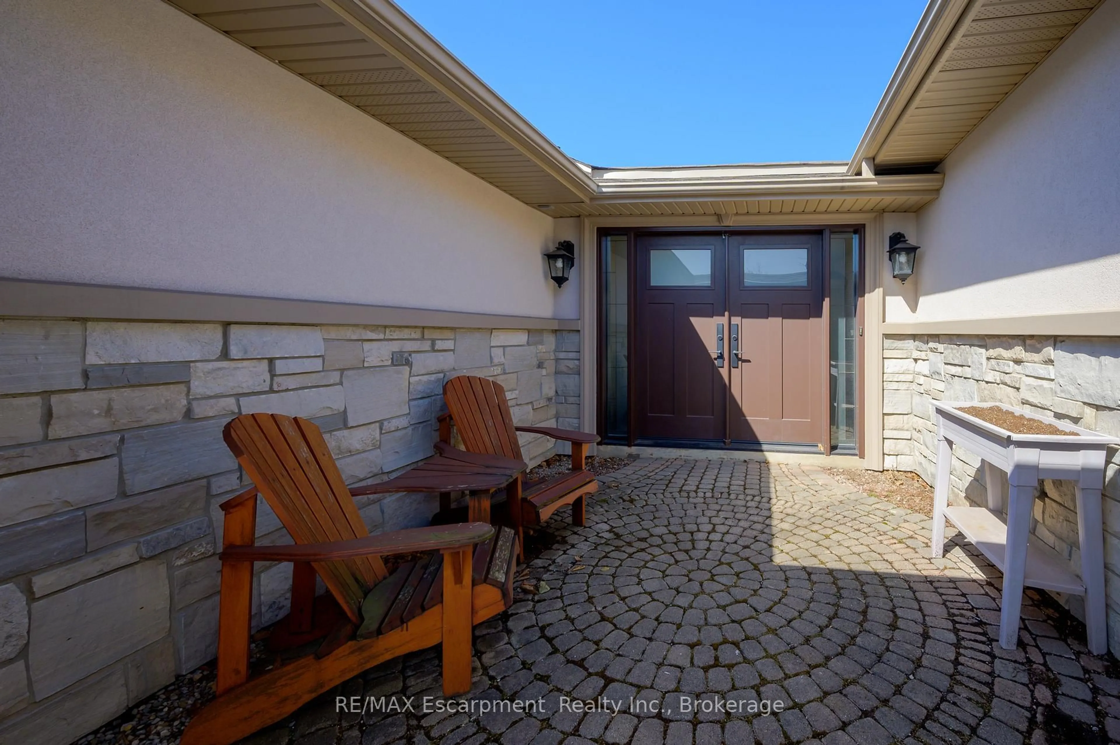 Patio, street for 2422 Upton Crt, Oakville Ontario L6L 5E4