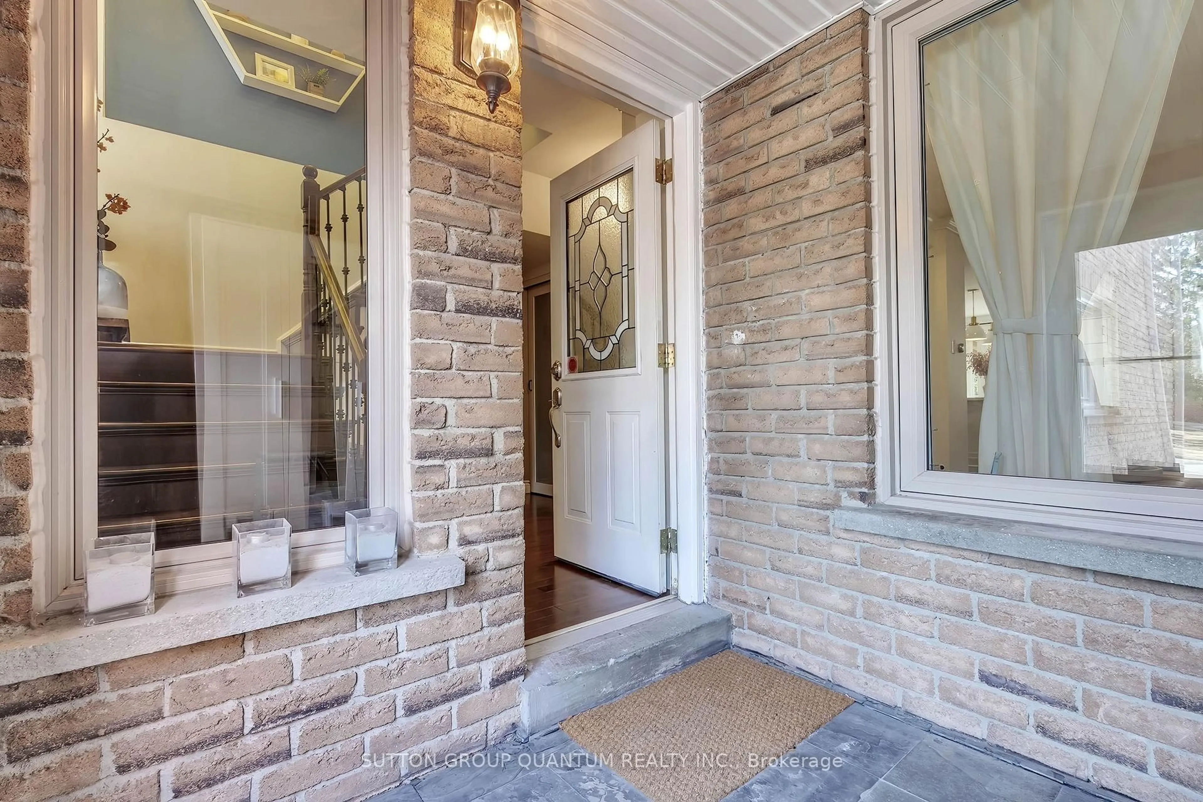 Indoor entryway for 4360 Lee Dr, Mississauga Ontario L4W 4A8