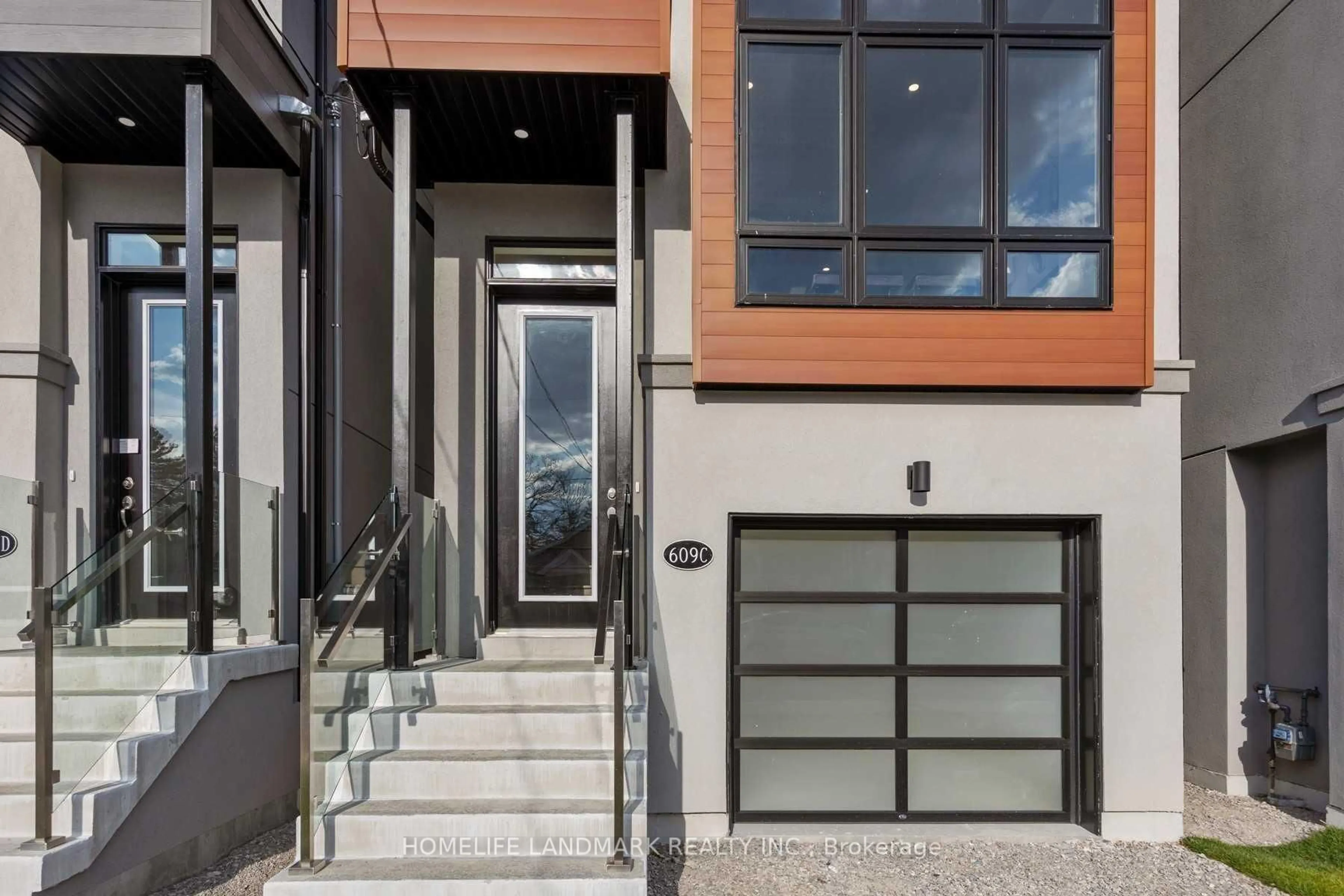 Indoor entryway for 609C Harvie Ave, Toronto Ontario M6E 4M3