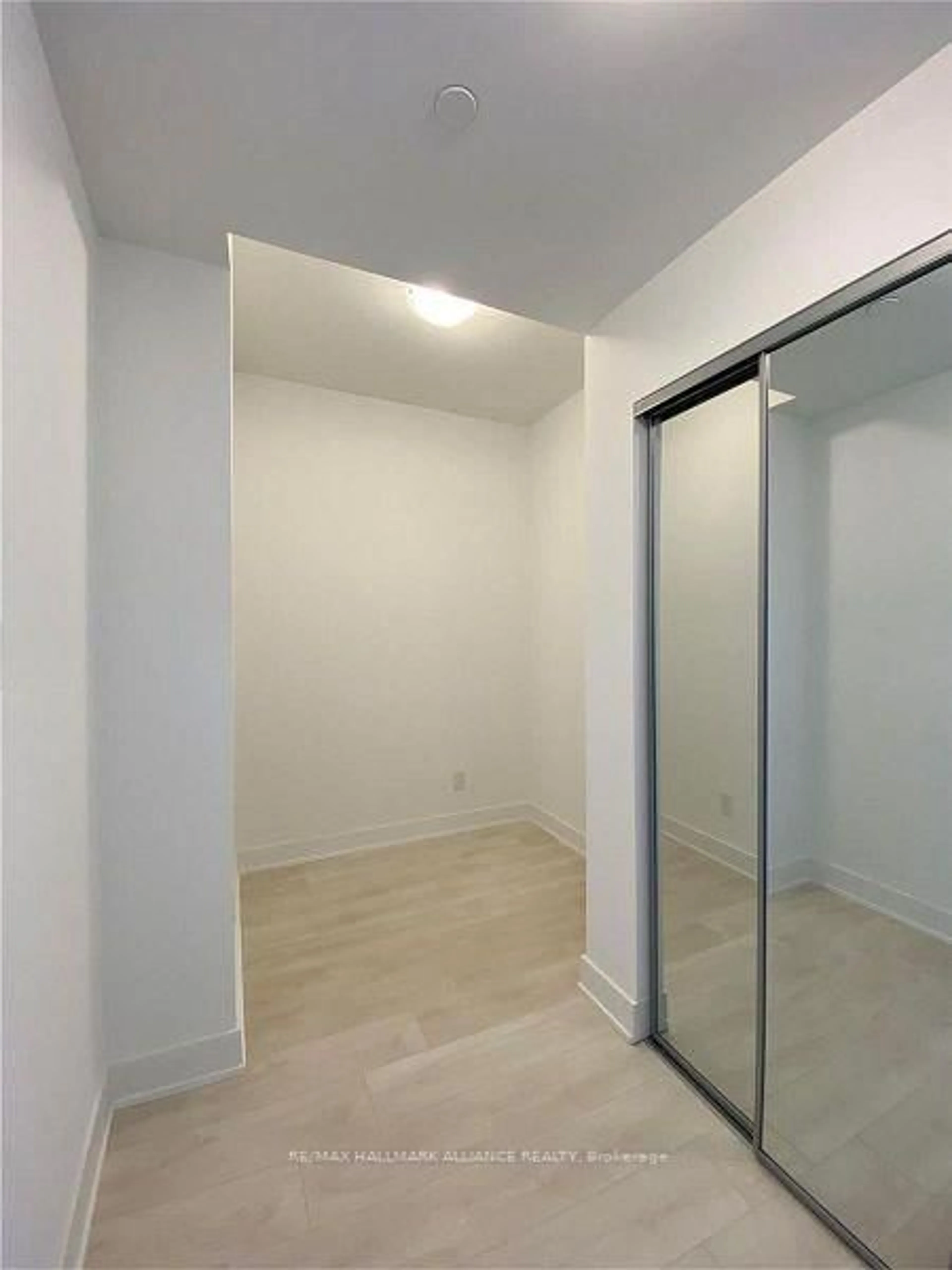 A pic of a room for 2485 Taunton Rd #825, Oakville Ontario L6H 3R8