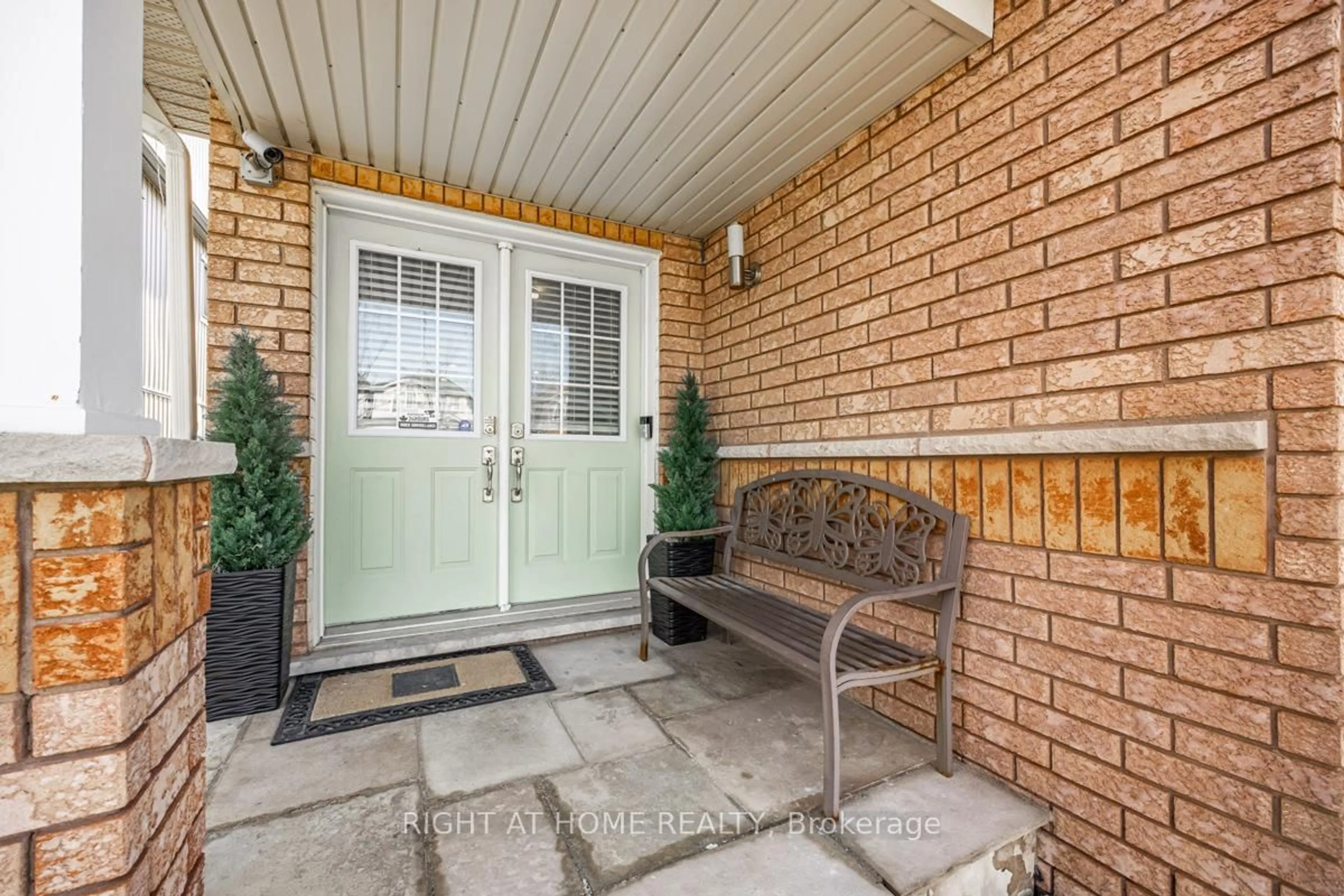 Indoor entryway for 668 Rossellini Dr, Mississauga Ontario L5W 1L1