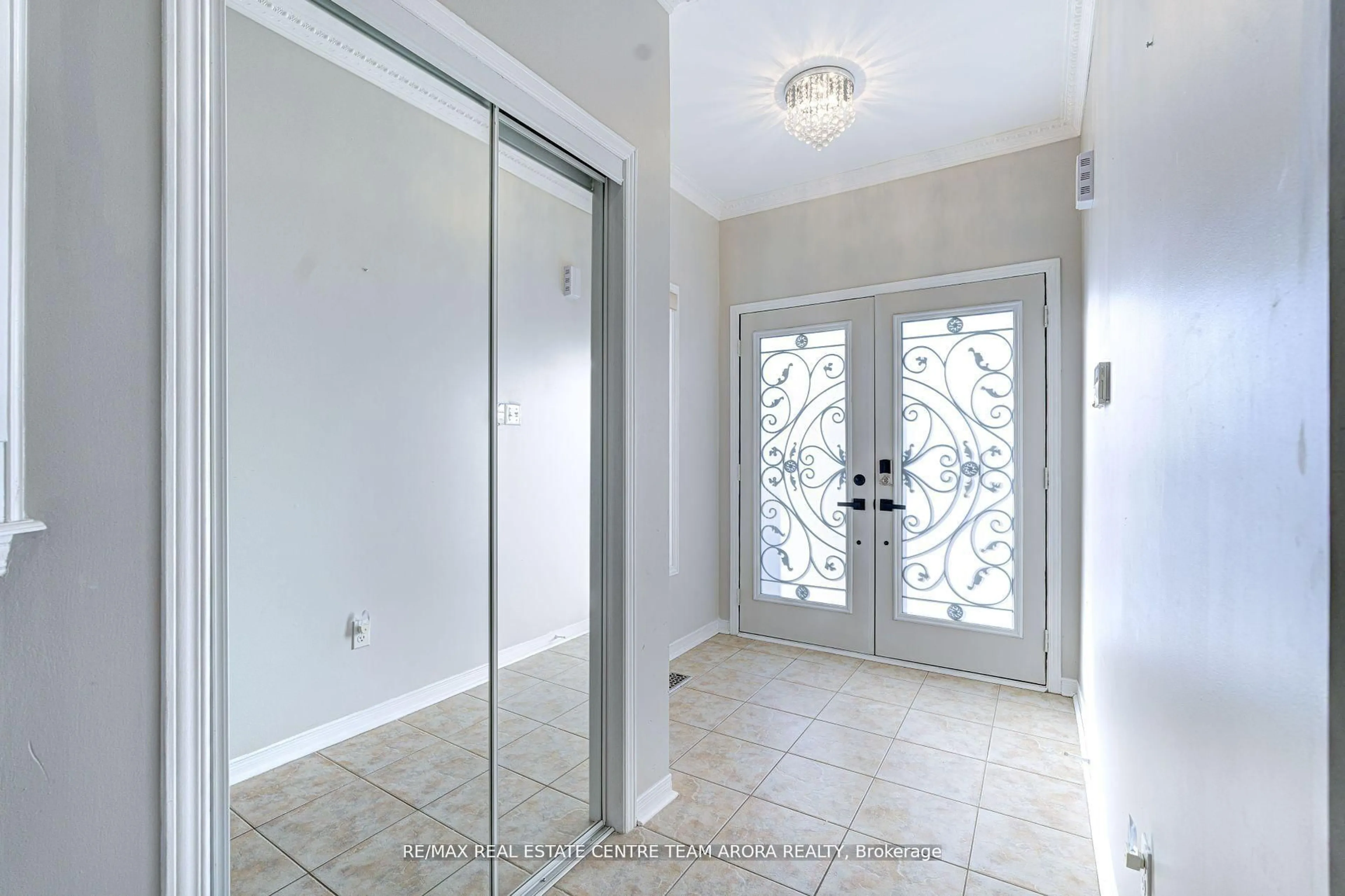 Indoor entryway for 15 Roundstone Dr, Brampton Ontario L6X 0K7