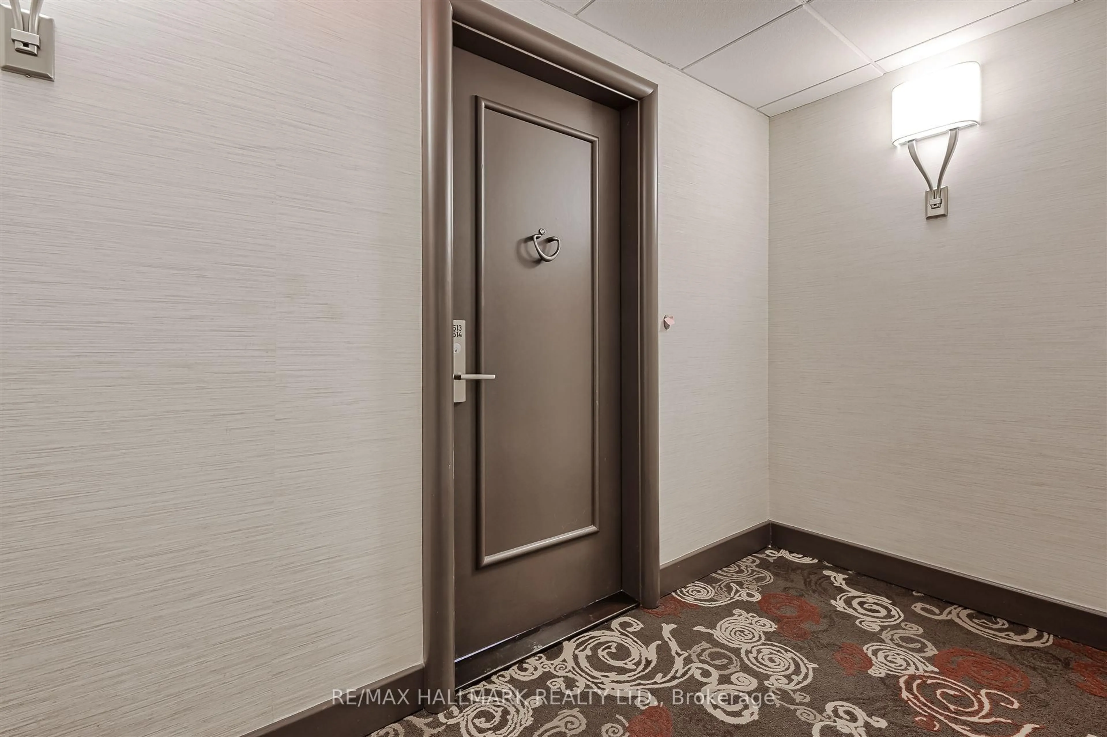 Indoor foyer for 1400 Dixie Rd #1514, Mississauga Ontario L5E 3E1