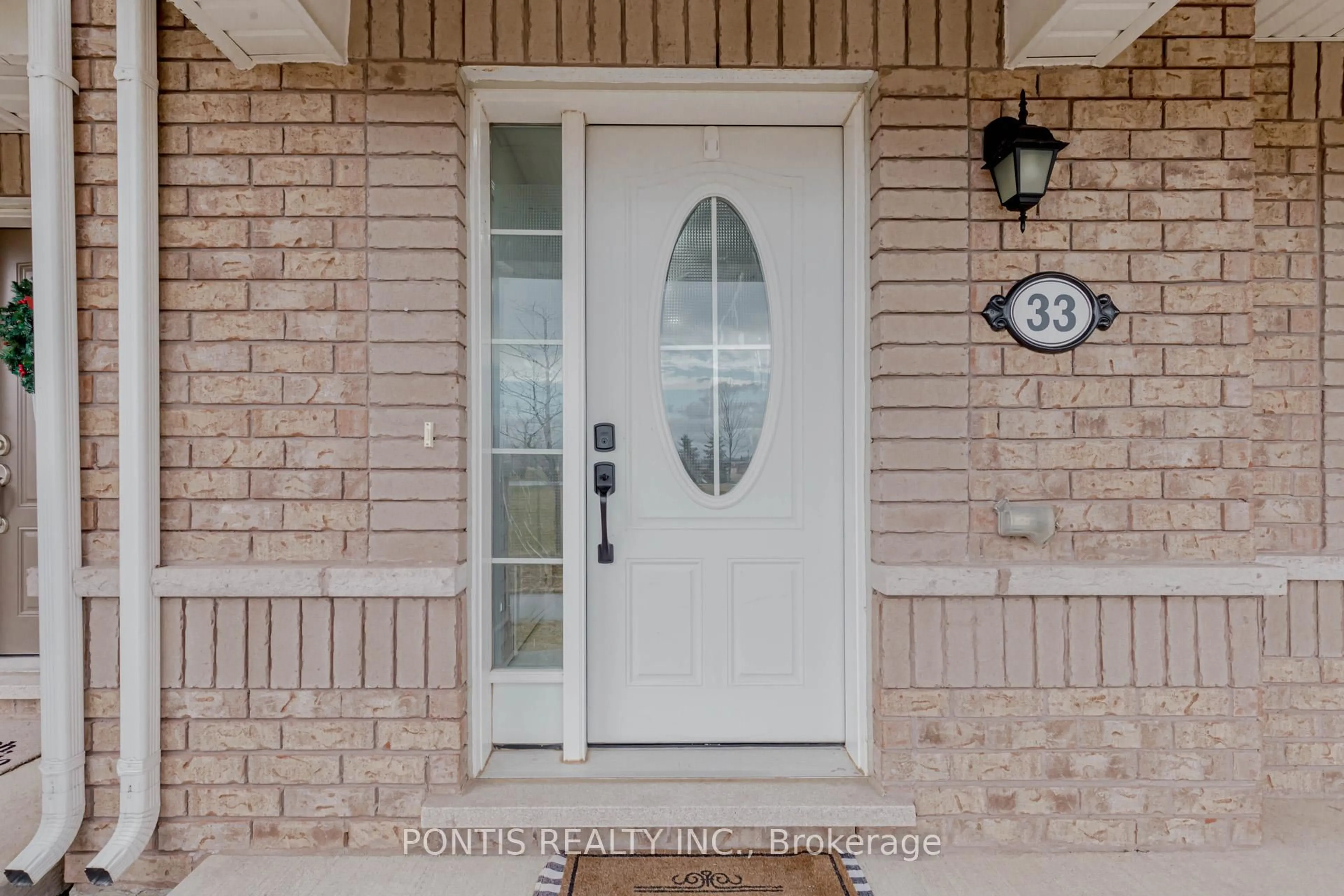 Indoor entryway for 33 Tight Crt, Milton Ontario L9T 8S2