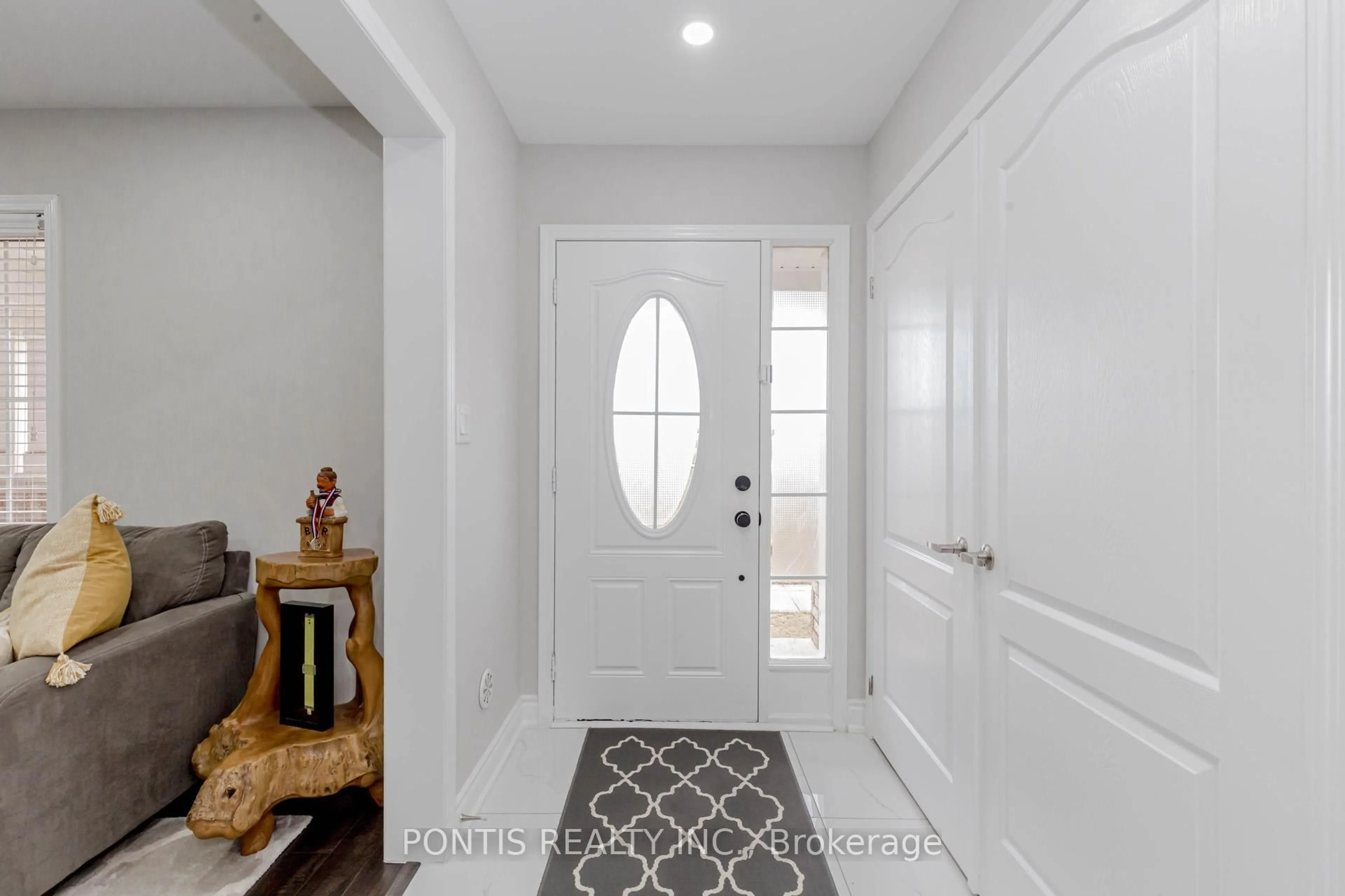 Indoor entryway for 33 Tight Crt, Milton Ontario L9T 8S2