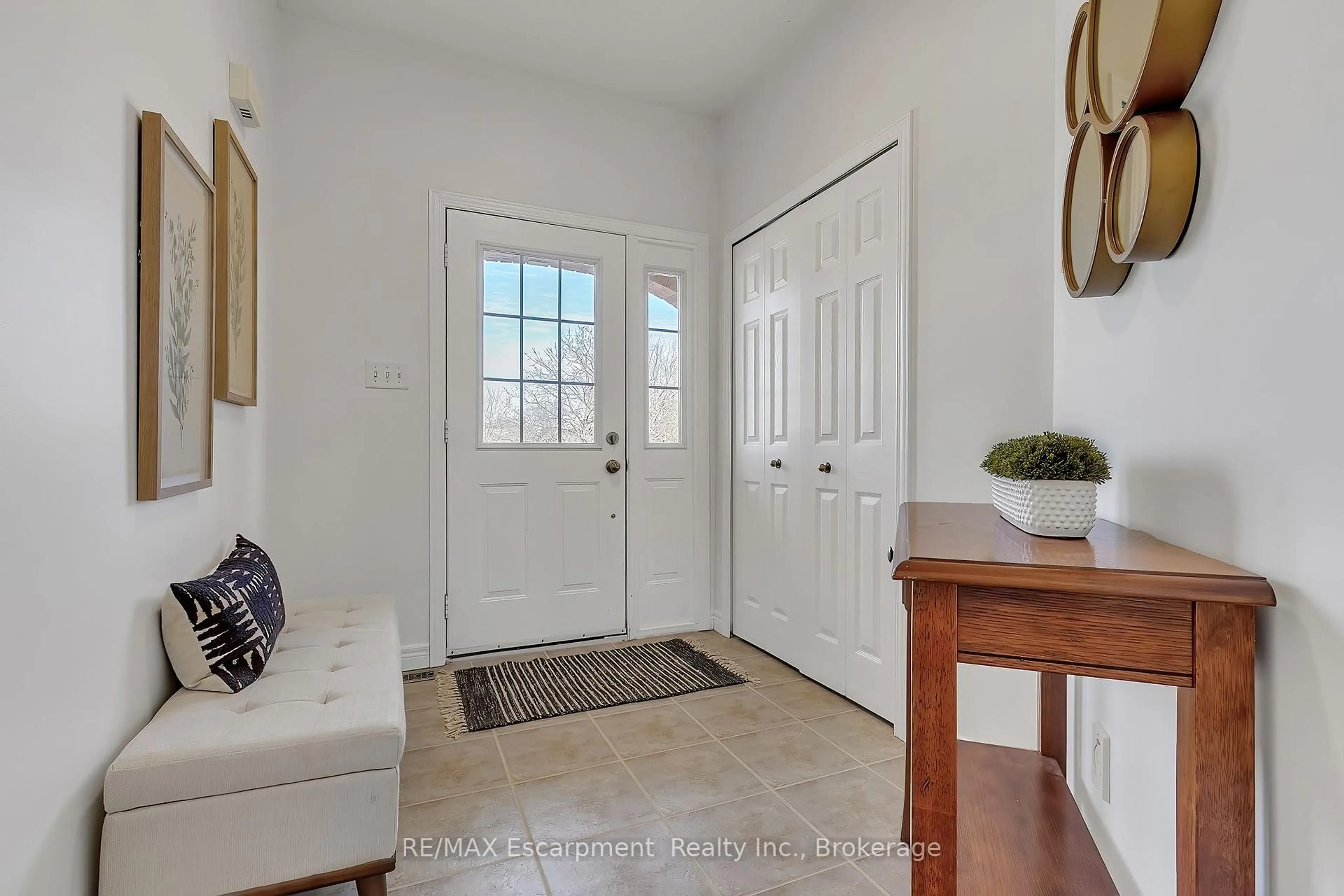 Indoor entryway for 3281 Star Lane, Burlington Ontario L7M 5A4