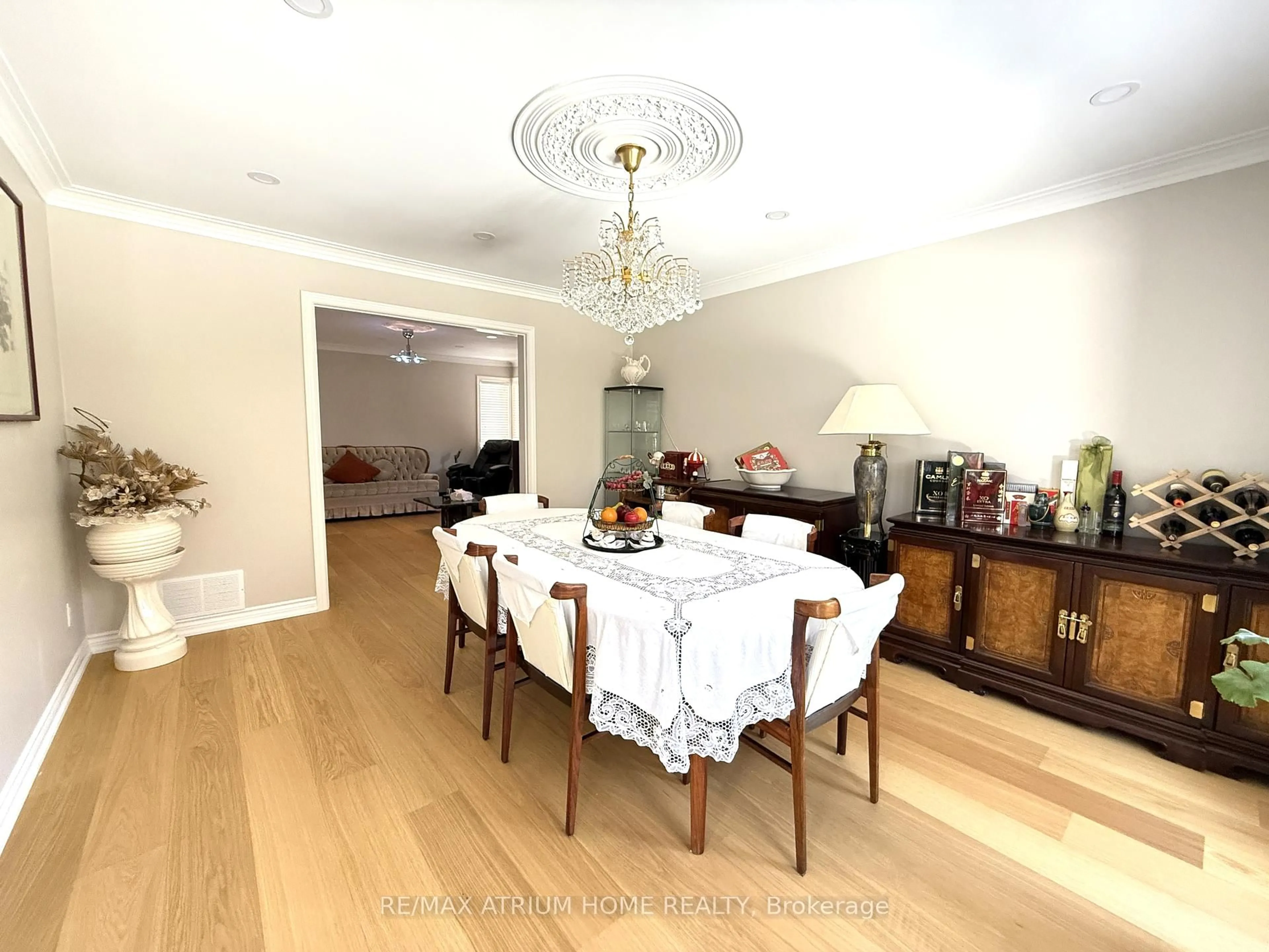 Dining room, wood/laminate floor for 1875 Folkway Dr, Mississauga Ontario L5L 2X1