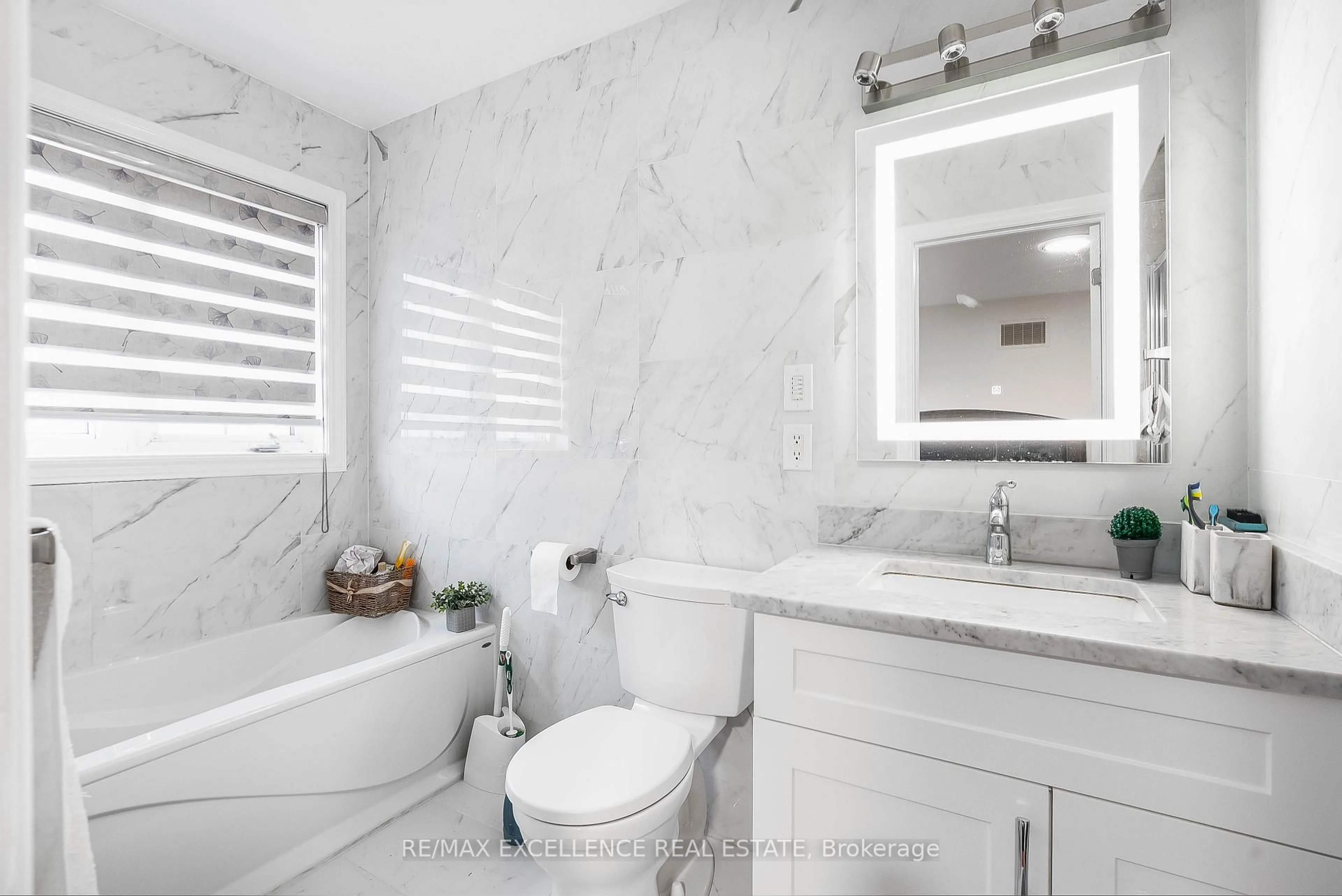 Contemporary bathroom, ceramic/tile floor for 403 Greenlees Circ, Milton Ontario L9T 0X1