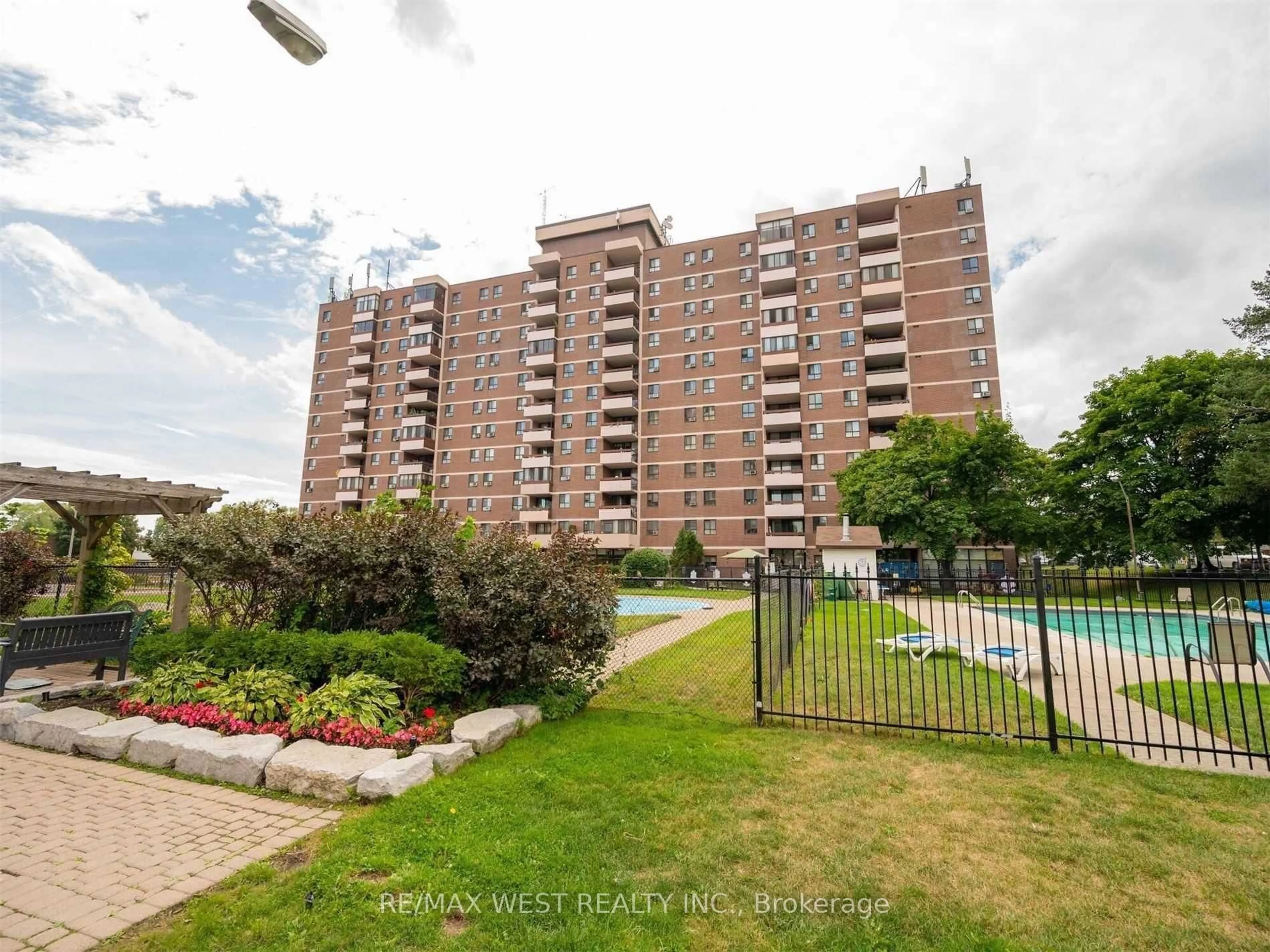 A pic from outside/outdoor area/front of a property/back of a property/a pic from drone, unknown for 1615 Bloor St #411, Mississauga Ontario L4X 1S2