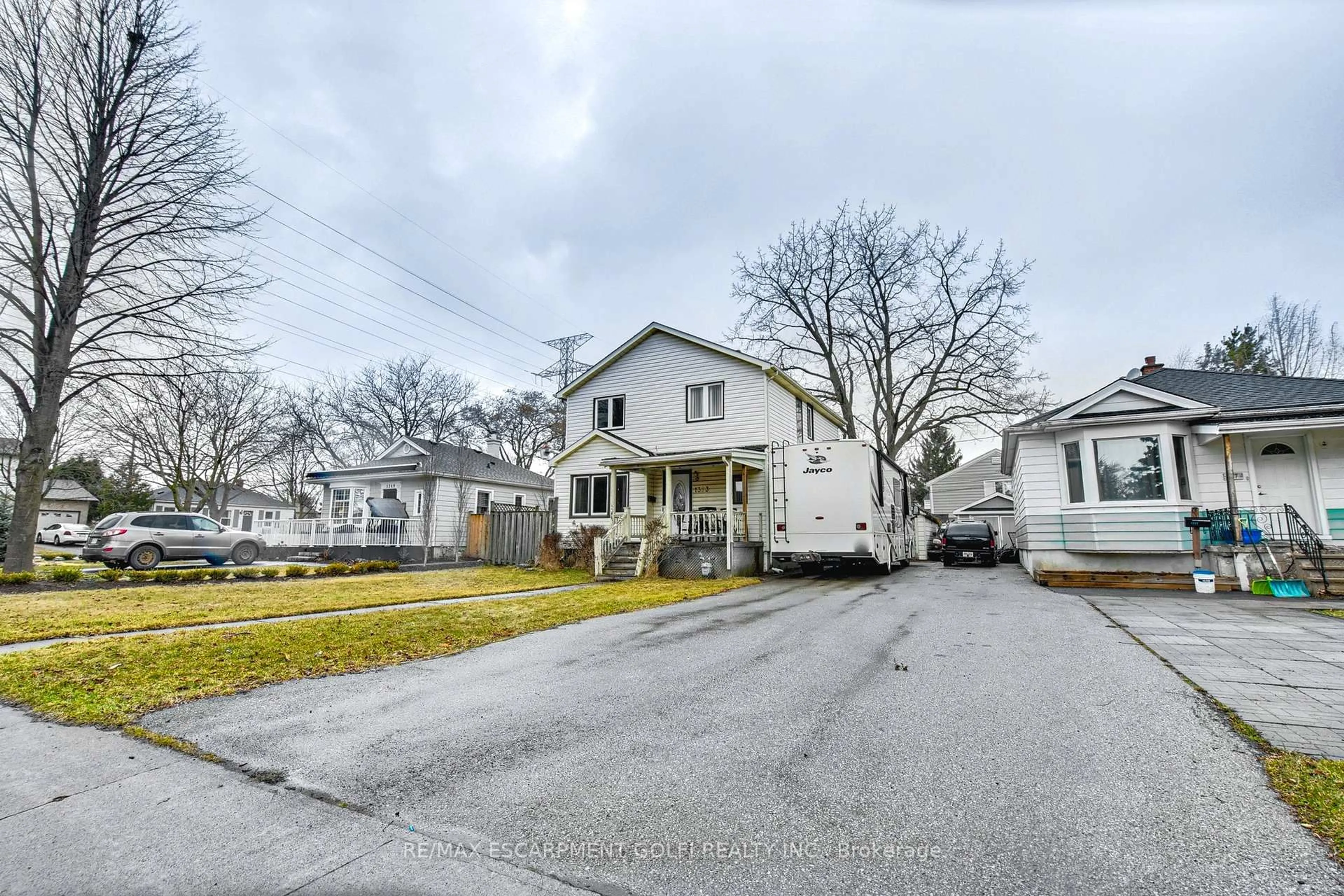 A pic from outside/outdoor area/front of a property/back of a property/a pic from drone, street for 1353 Birch Ave, Burlington Ontario L7S 1J1