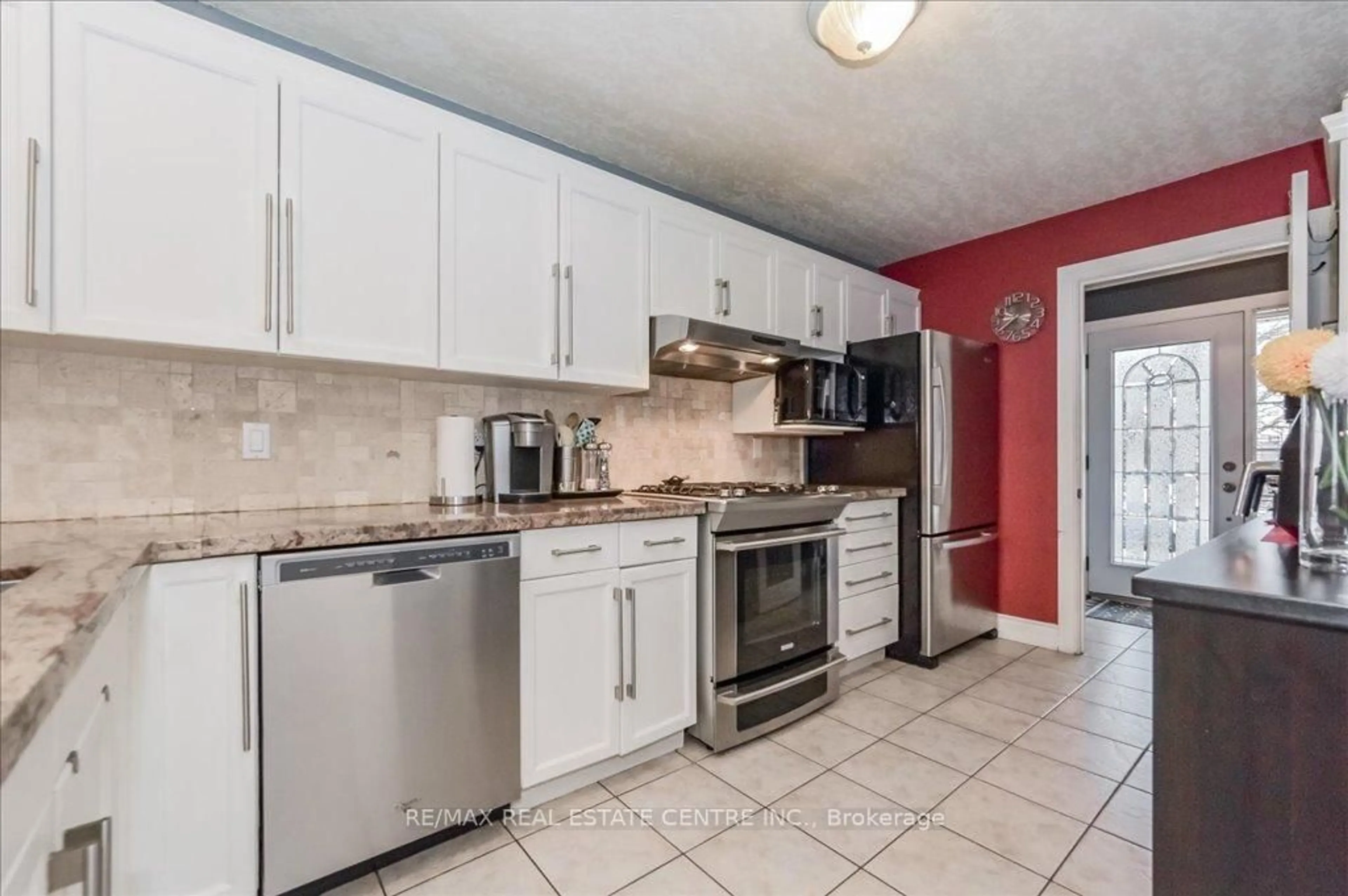 Standard kitchen, ceramic/tile floor for 31 Fendley Rd, Orangeville Ontario L9W 5C6