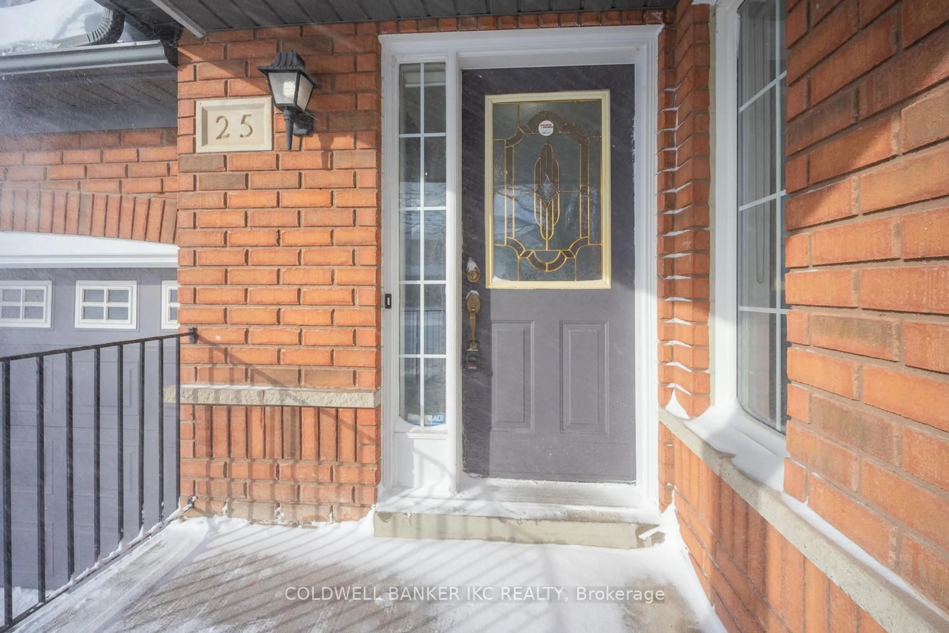 Indoor entryway for 25 Hollowgrove Blvd, Brampton Ontario L6P 1B1