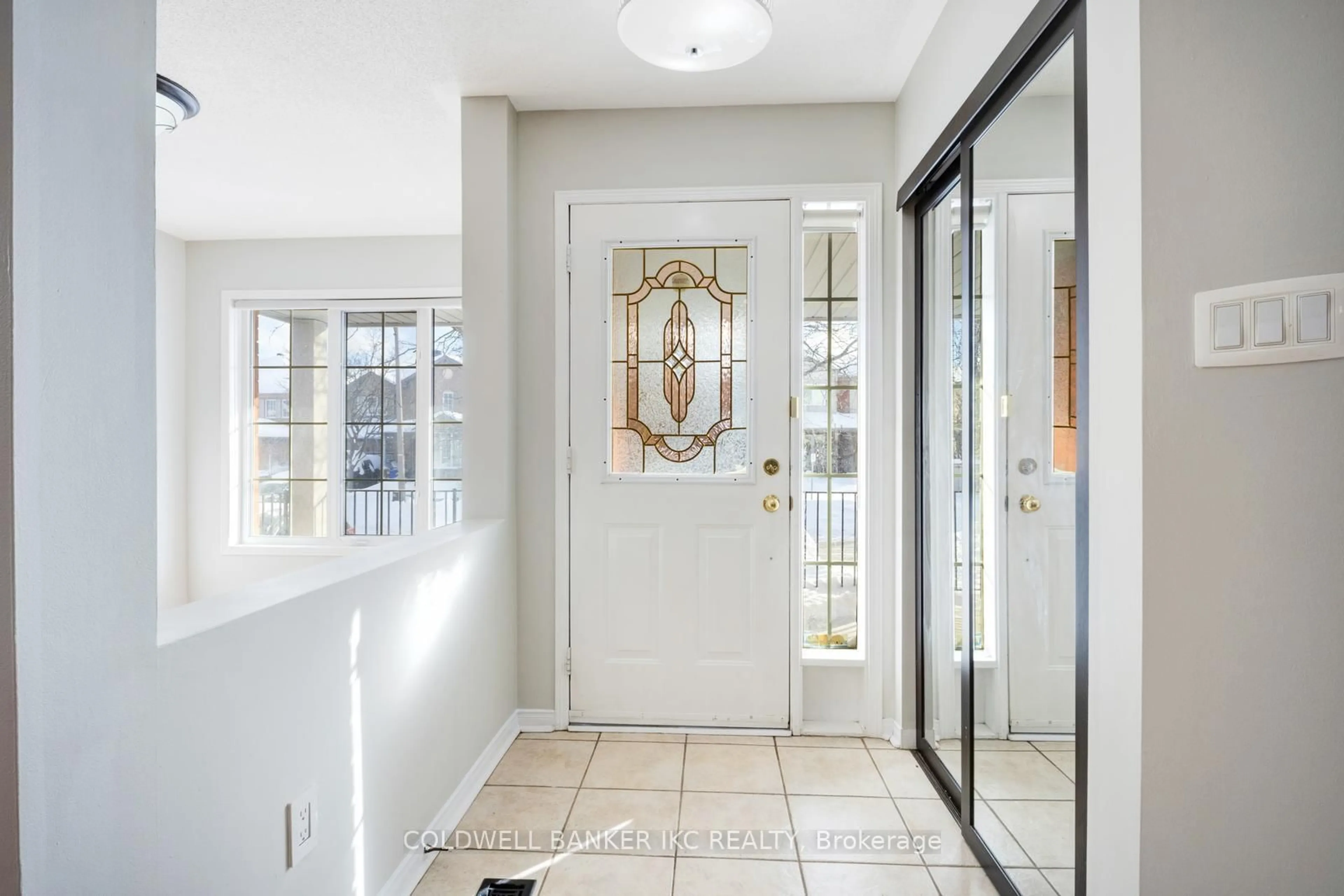 Indoor entryway for 25 Hollowgrove Blvd, Brampton Ontario L6P 1B1