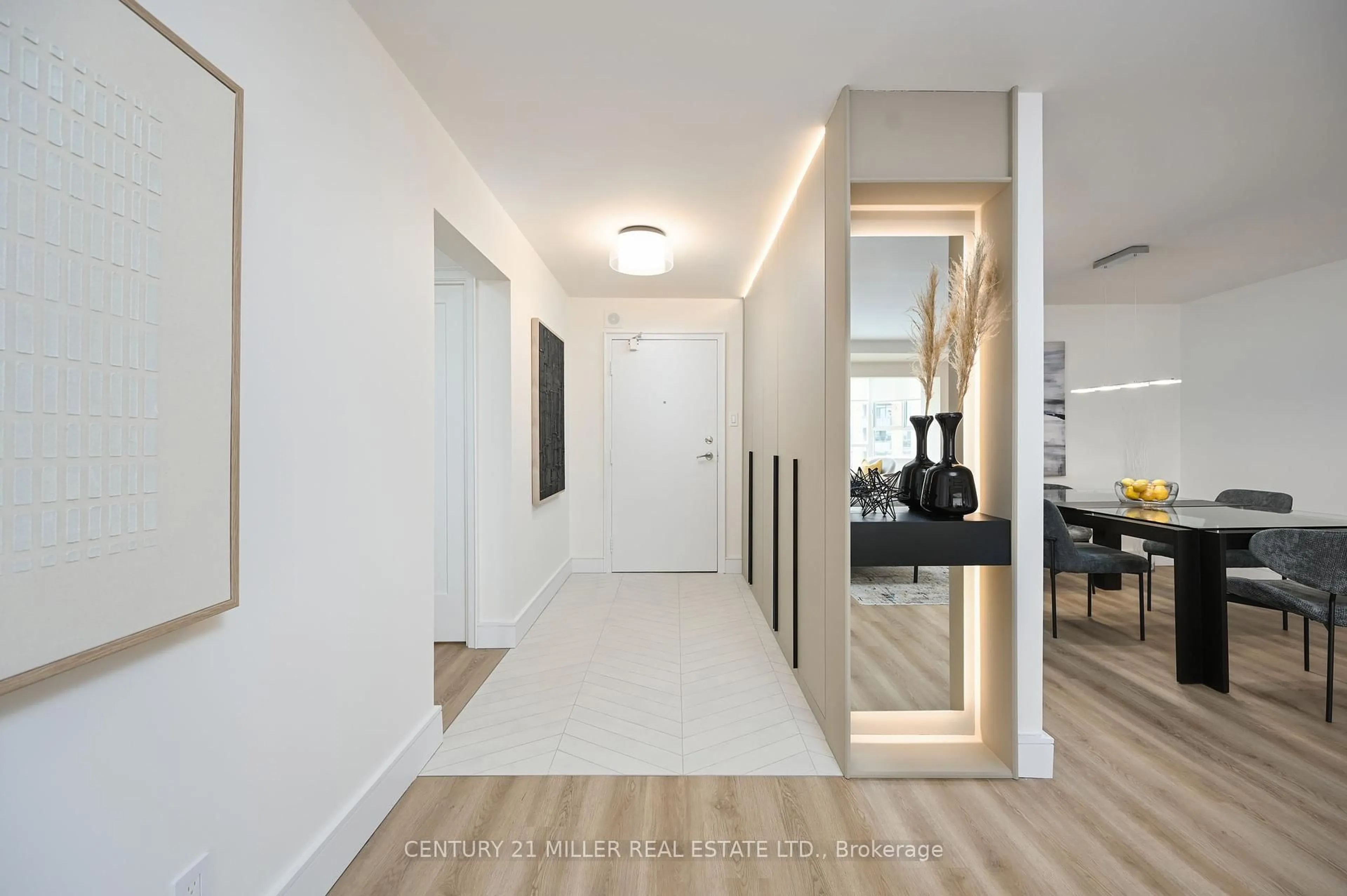 Indoor entryway for 5280 Lakeshore Rd #902, Burlington Ontario L7L 5R1