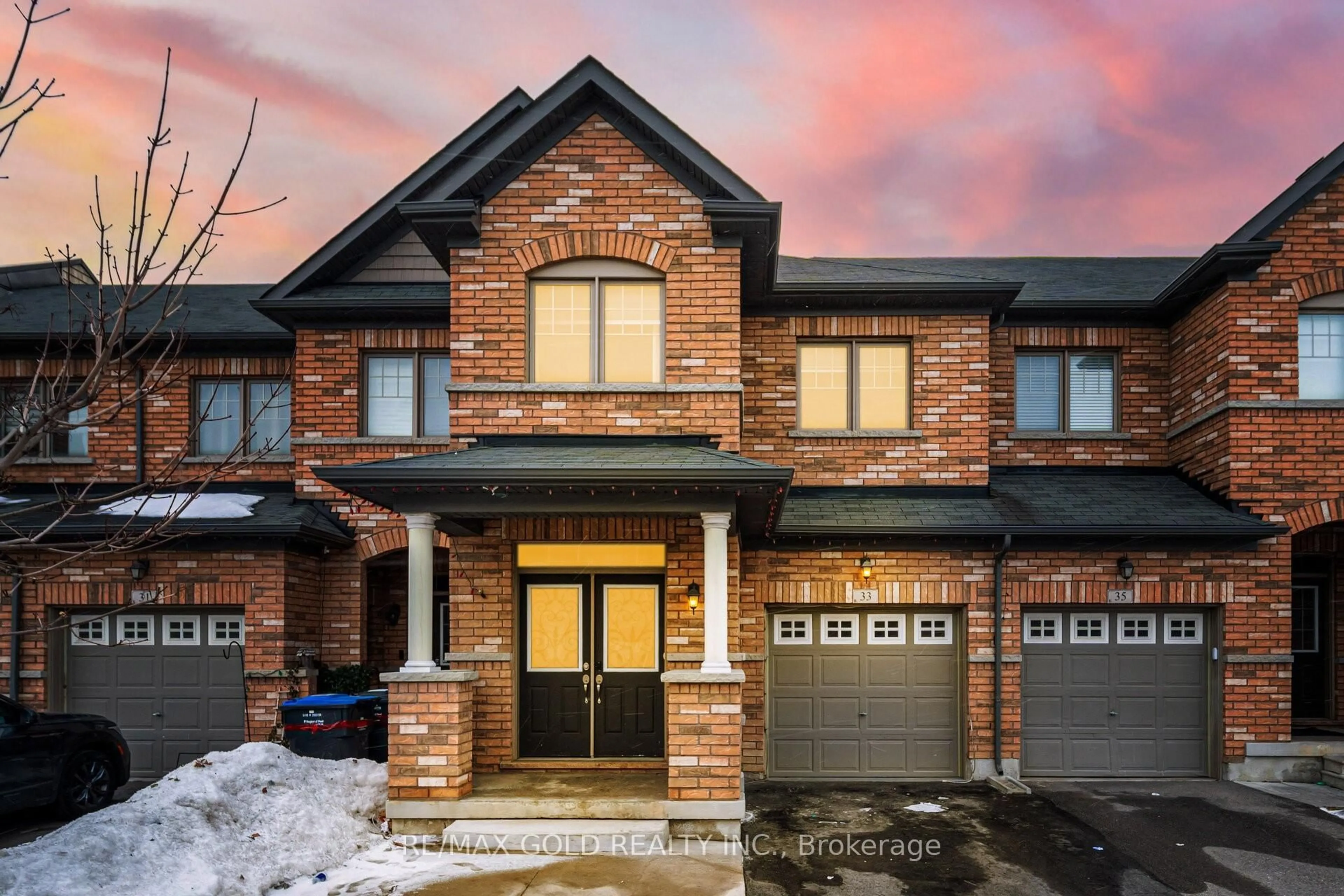 Home with brick exterior material, street for 33 Davenfield Circ, Brampton Ontario L6P 4L9