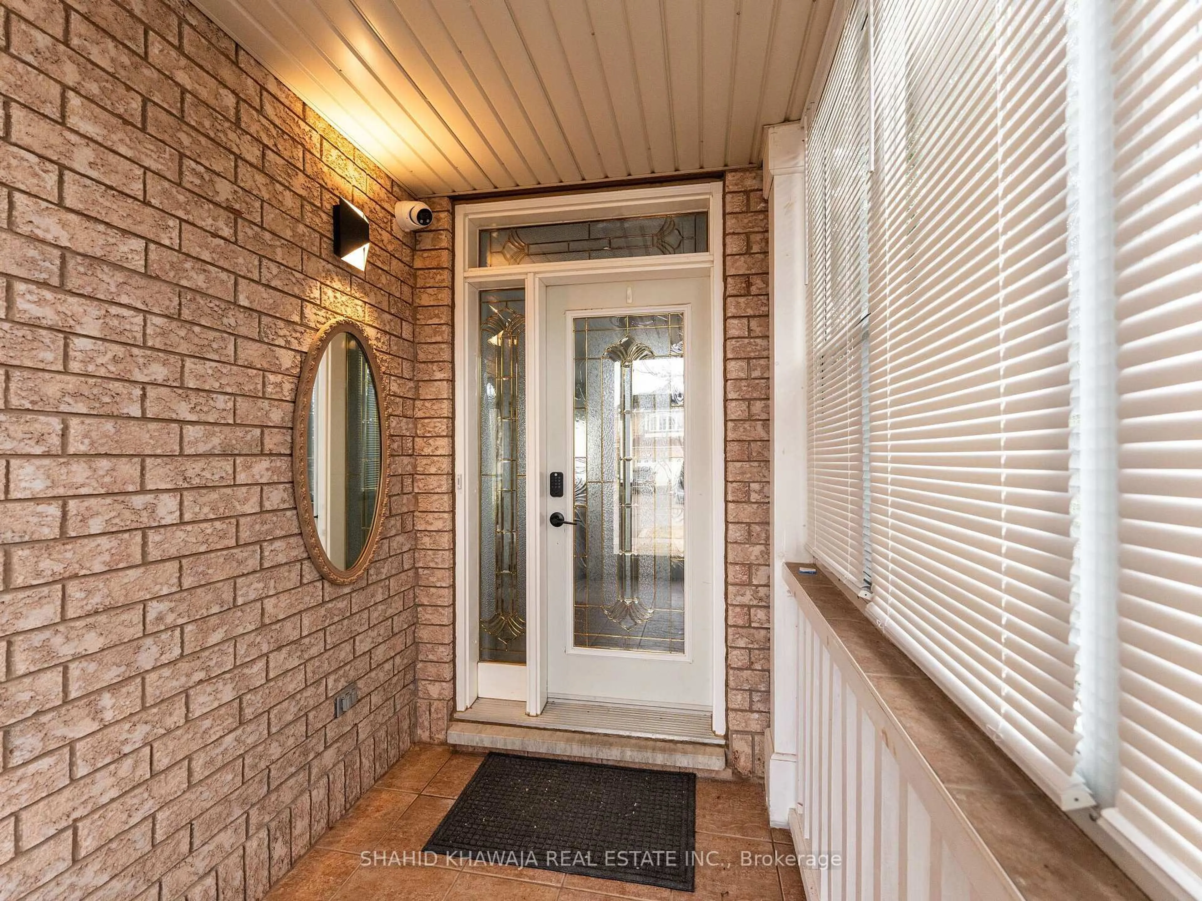 Indoor entryway for 7282 Blackwood Mews, Mississauga Ontario L5N 8G9