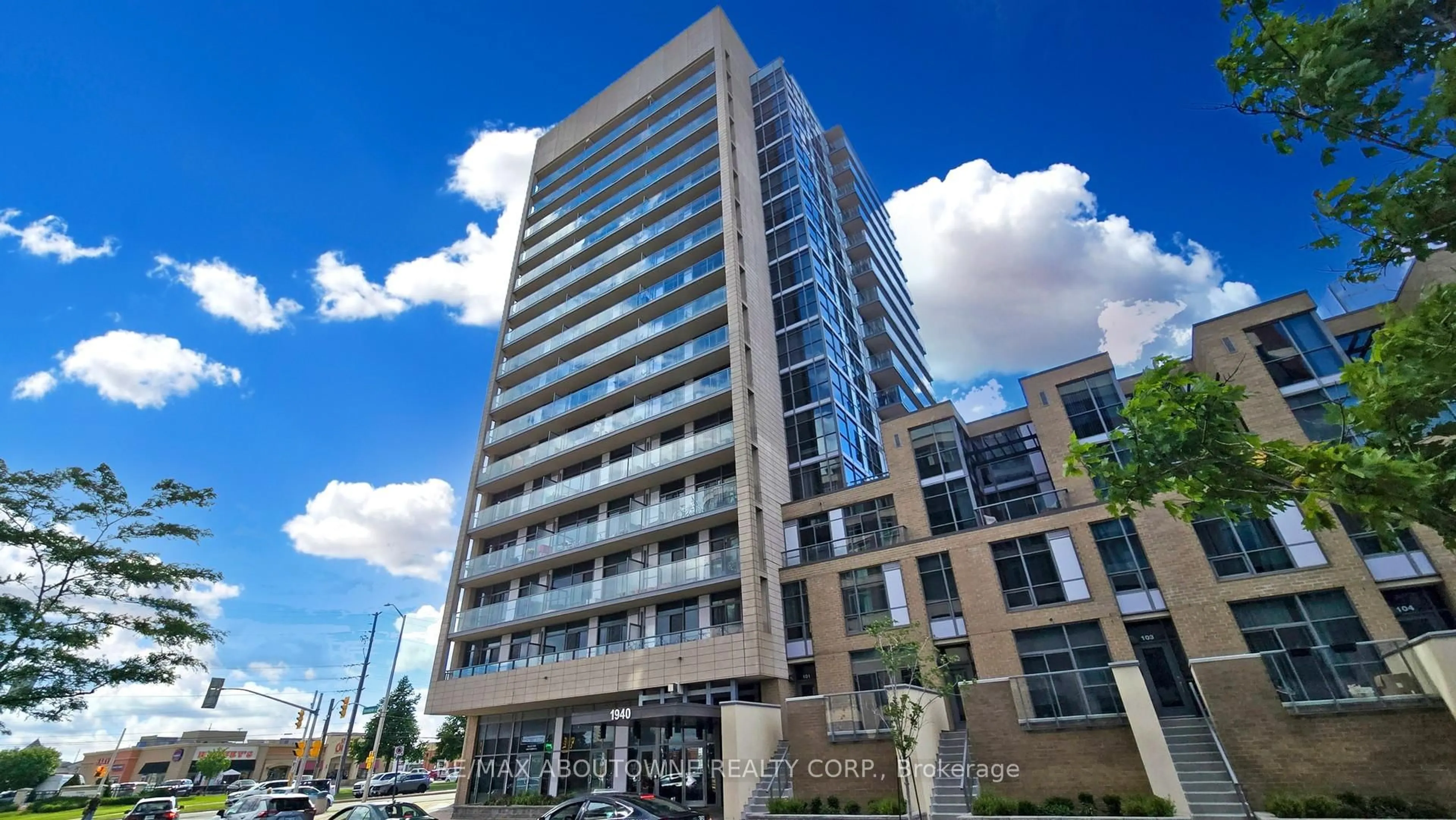 Indoor foyer for 1940 Ironstone Dr #1604, Burlington Ontario L7L 0E4