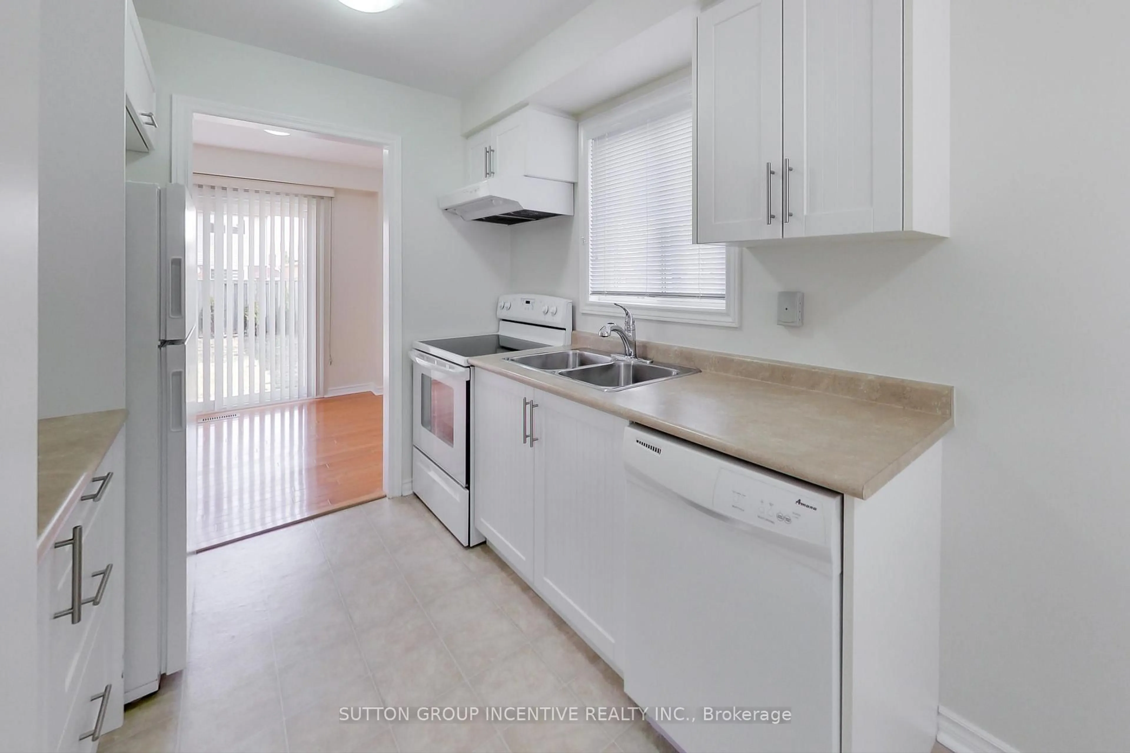 Standard kitchen, unknown for 39 Cassander Cres, Brampton Ontario L6Z 1Z5